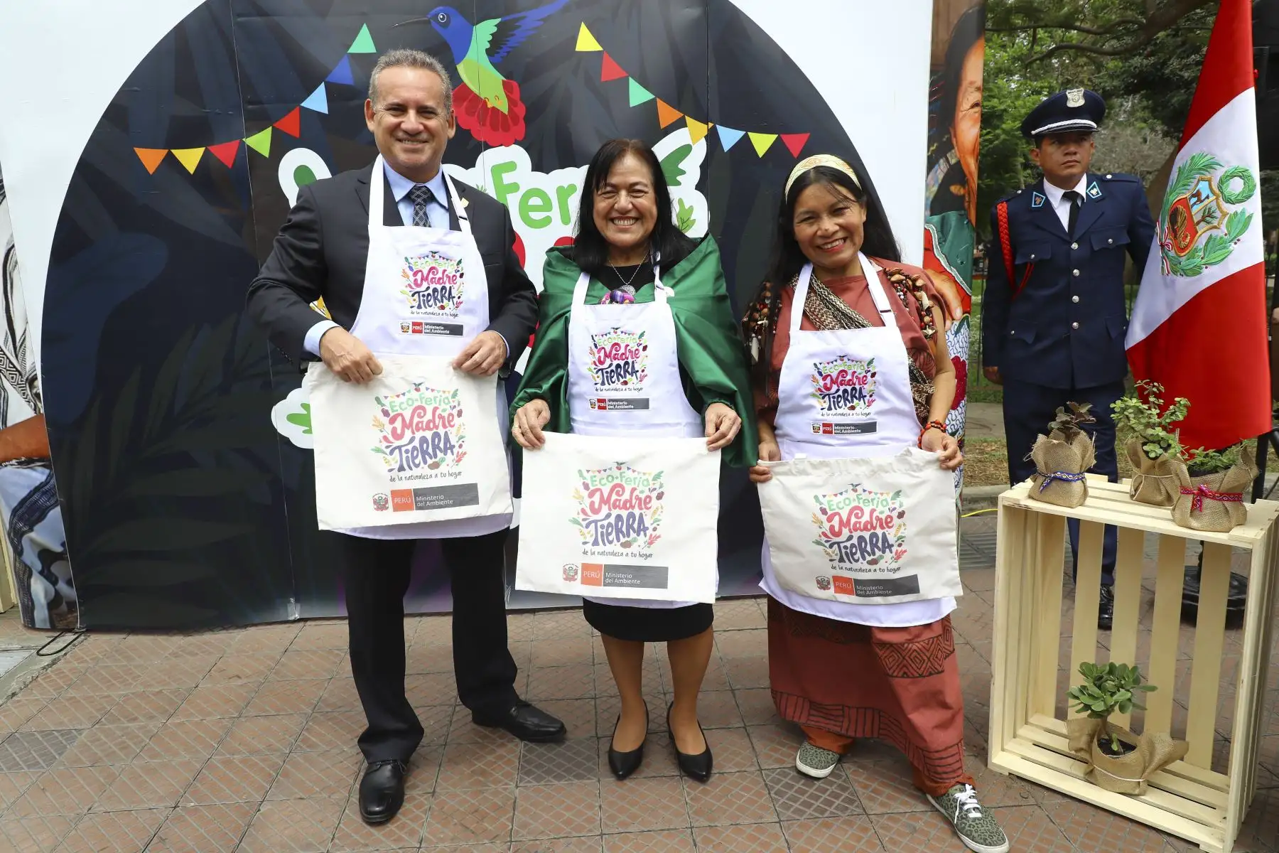 Con la presencia de los ministros Albina Ruiz (Ambiente), Ana María Choquehuanca (Producción) y Juan Carlos Mathews (Comercio Exterior y Turismo) y del alcalde de Miraflores, Carlos Canales Anchorena, se inauguró la primera edición de la Ecoferia Madre Tierra, que organiza el ministerio del Ambiente y estará abierta al público el viernes 8 y sábado 9 de setiembre en el parque Kennedy.

Foto: ANDINA/Juan Carlos Guzmán Negrini