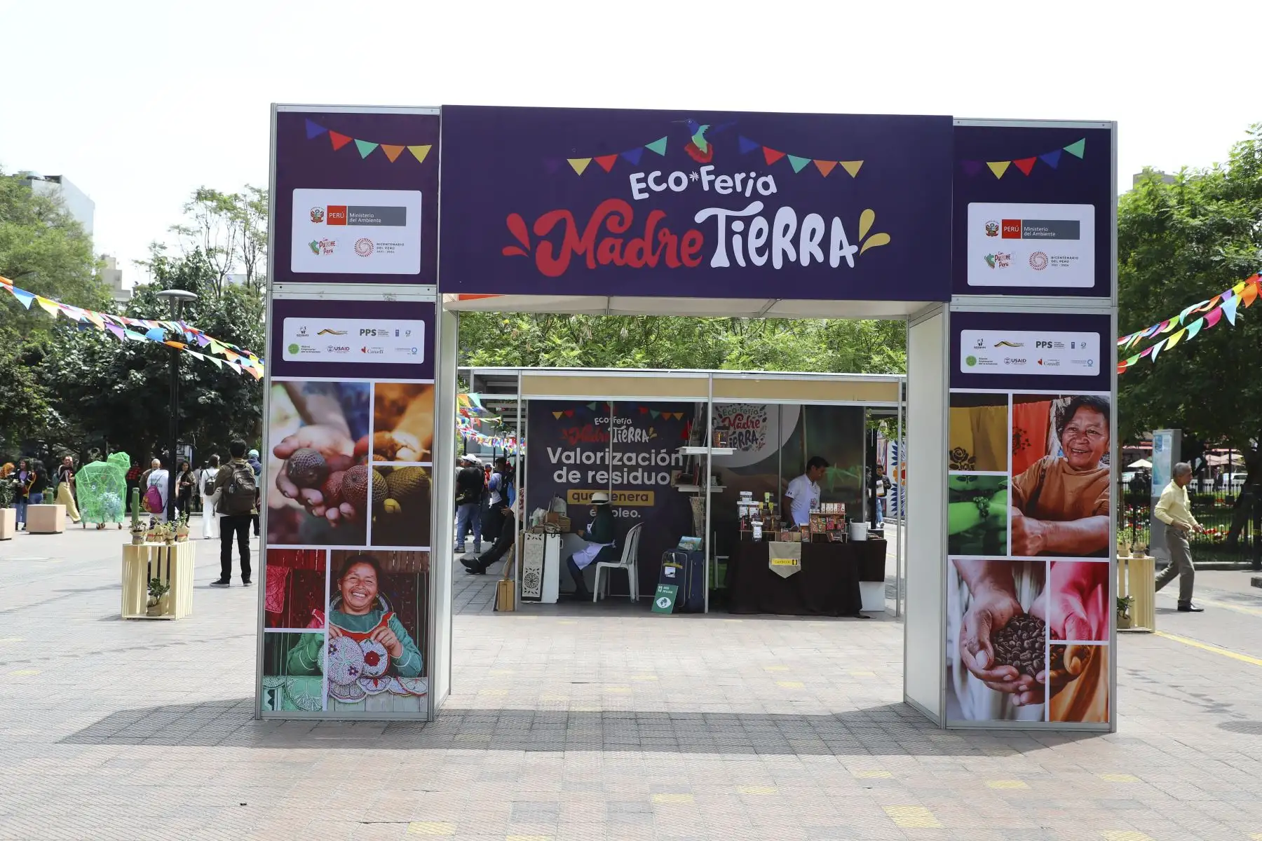 Con la presencia de los ministros Albina Ruiz (Ambiente), Ana María Choquehuanca (Producción) y Juan Carlos Mathews (Comercio Exterior y Turismo) y del alcalde de Miraflores, Carlos Canales Anchorena, se inauguró la primera edición de la Ecoferia Madre Tierra, que organiza el ministerio del Ambiente y estará abierta al público el viernes 8 y sábado 9 de setiembre en el parque Kennedy.

Foto: ANDINA/Juan Carlos Guzmán Negrini