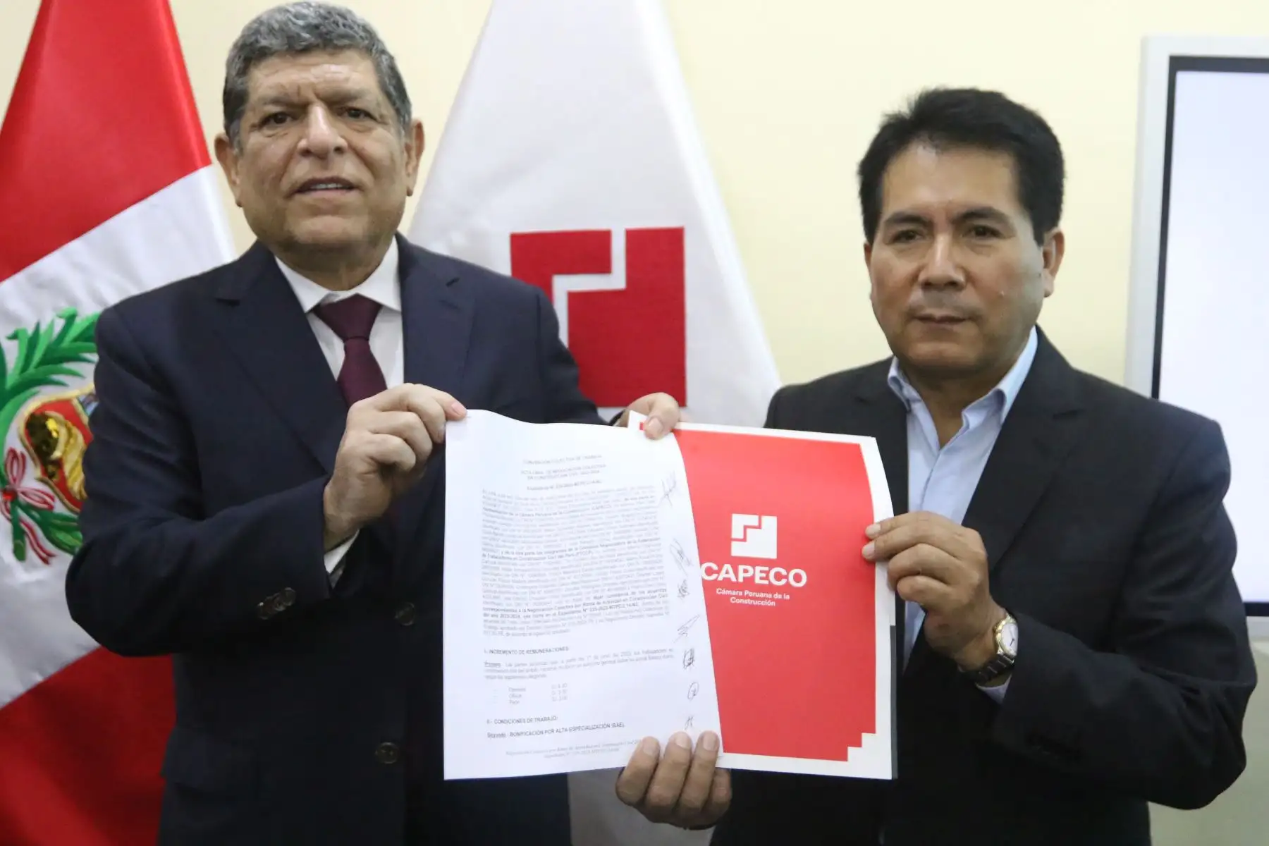 La Federación de Trabajadores en Construcción Civil del Perú (FTCCP) y la Cámara Peruana de la Construcción (CAPECO) suscribieron el acta final de negociación colectiva del sector construcción 2023-2024, con aumentos salariales, beneficios laborales y la creación de mecanismos para la capacitación de los trabajadores del sector.
FOTO:ANDINA/Héctor Vinces