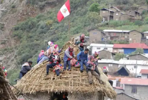 El Wasichakuy es una práctica tradicional conocida también como “repaje” y consiste en la reparación del techo del templo católico o iglesia de San Francisco de Asís, patrono del distrito de Marcapata, en la provincia cusqueña de Quispicanchi. Fotos: Ministerio de Cultura.