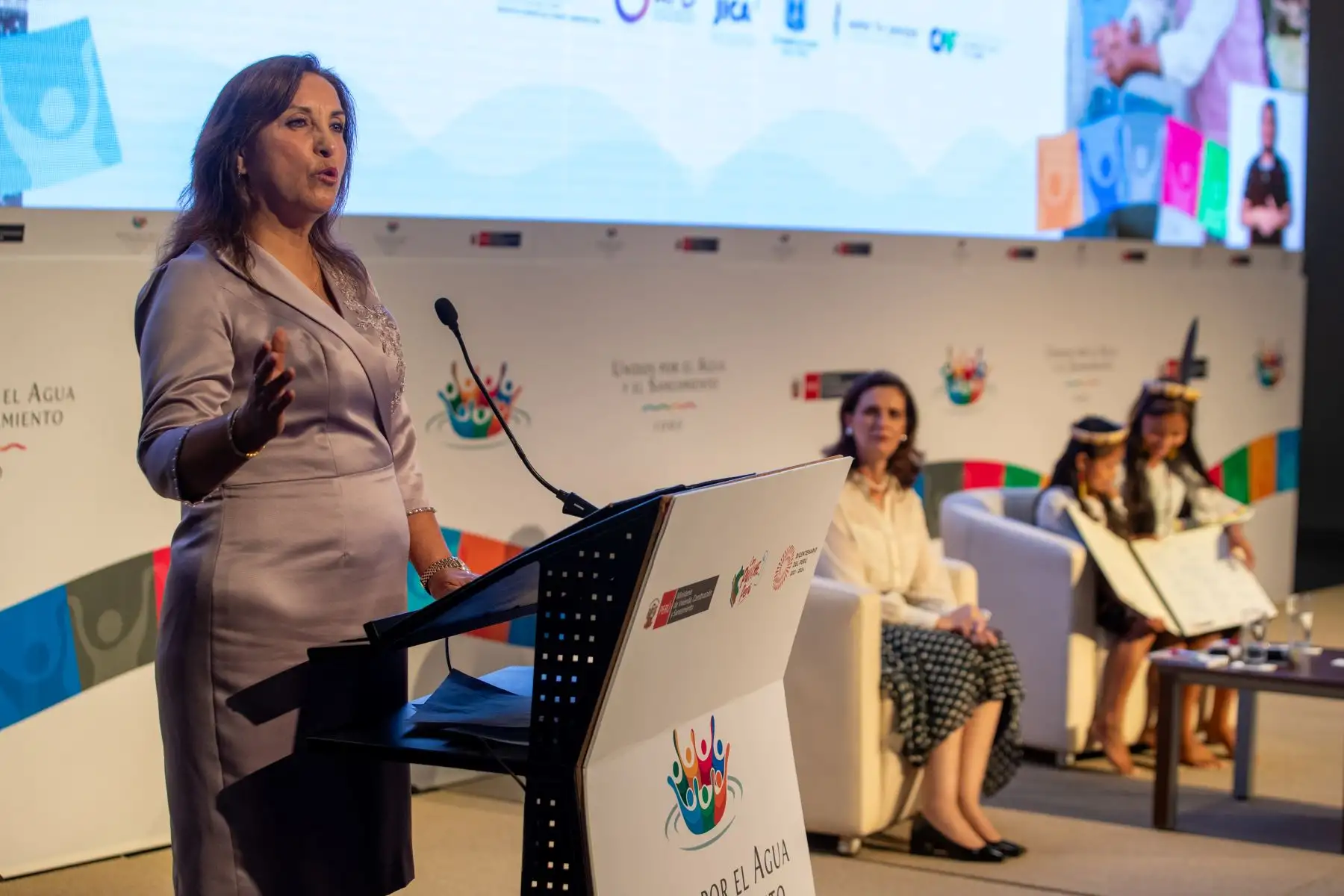 La presidenta Dina Ercilia Boluarte Zegarra, participa en la ceremonia de clausura del "Foro: Unidos por el Agua y Saneamiento" que articula a actores políticos, públicos, privados, económicos y técnicos, con el fin de promover un pacto nacional por el derecho humano a estos servicios y  que se realiza en el Centro de Convenciones de Lima.
Foto: ANDINA/Presidencia Perú