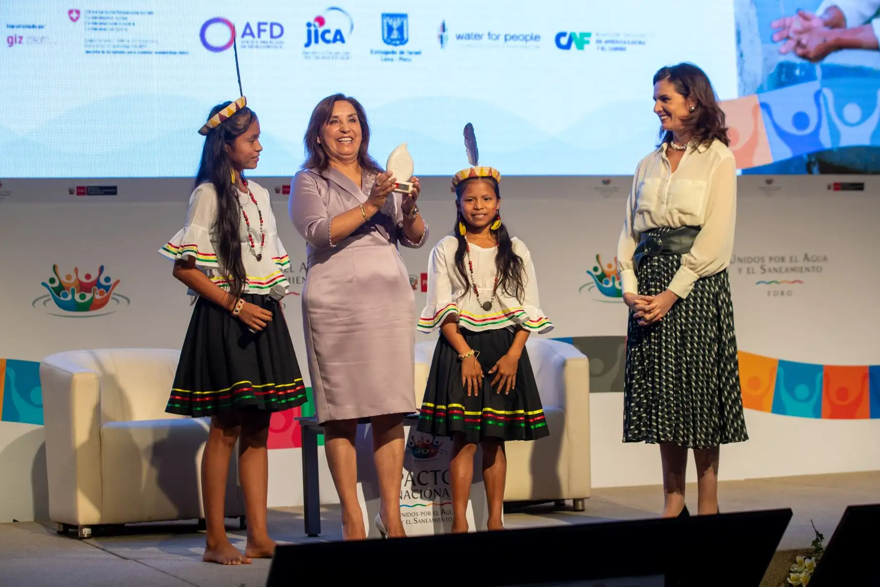 La presidenta Dina Ercilia Boluarte Zegarra, participa en la ceremonia de clausura del "Foro: Unidos por el Agua y Saneamiento" que articula a actores políticos, públicos, privados, económicos y técnicos, con el fin de promover un pacto nacional por el derecho humano a estos servicios y  que se realiza en el Centro de Convenciones de Lima.
Foto: ANDINA/Presidencia Perú