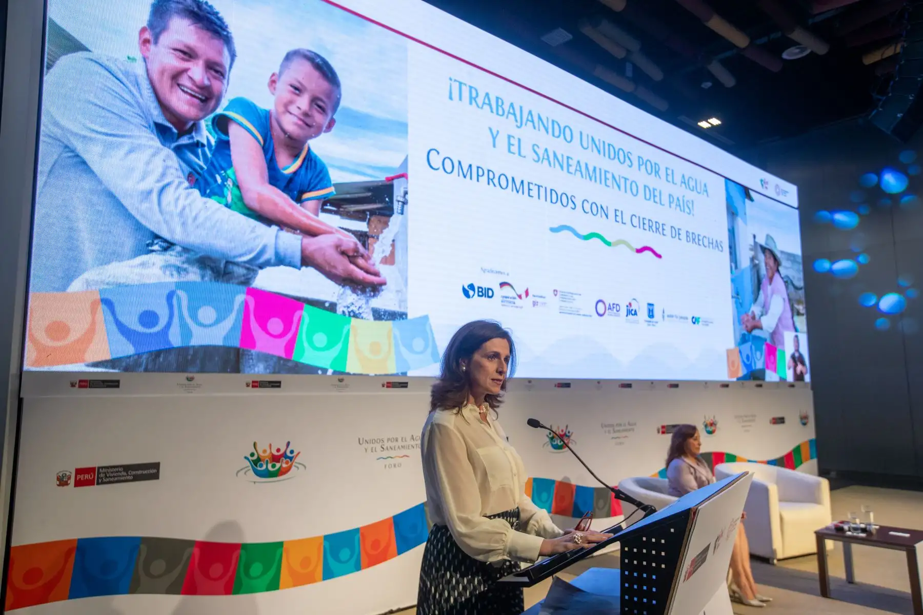 La ministra de Vivienda, Construcción y Saneamiento, Hania Pérez de Cuéllar, acompaño a la presidenta de la República en la clausura del foro "unidos por el agua y el saneamiento".
Foto: ANDINA/Prensa Presidencia