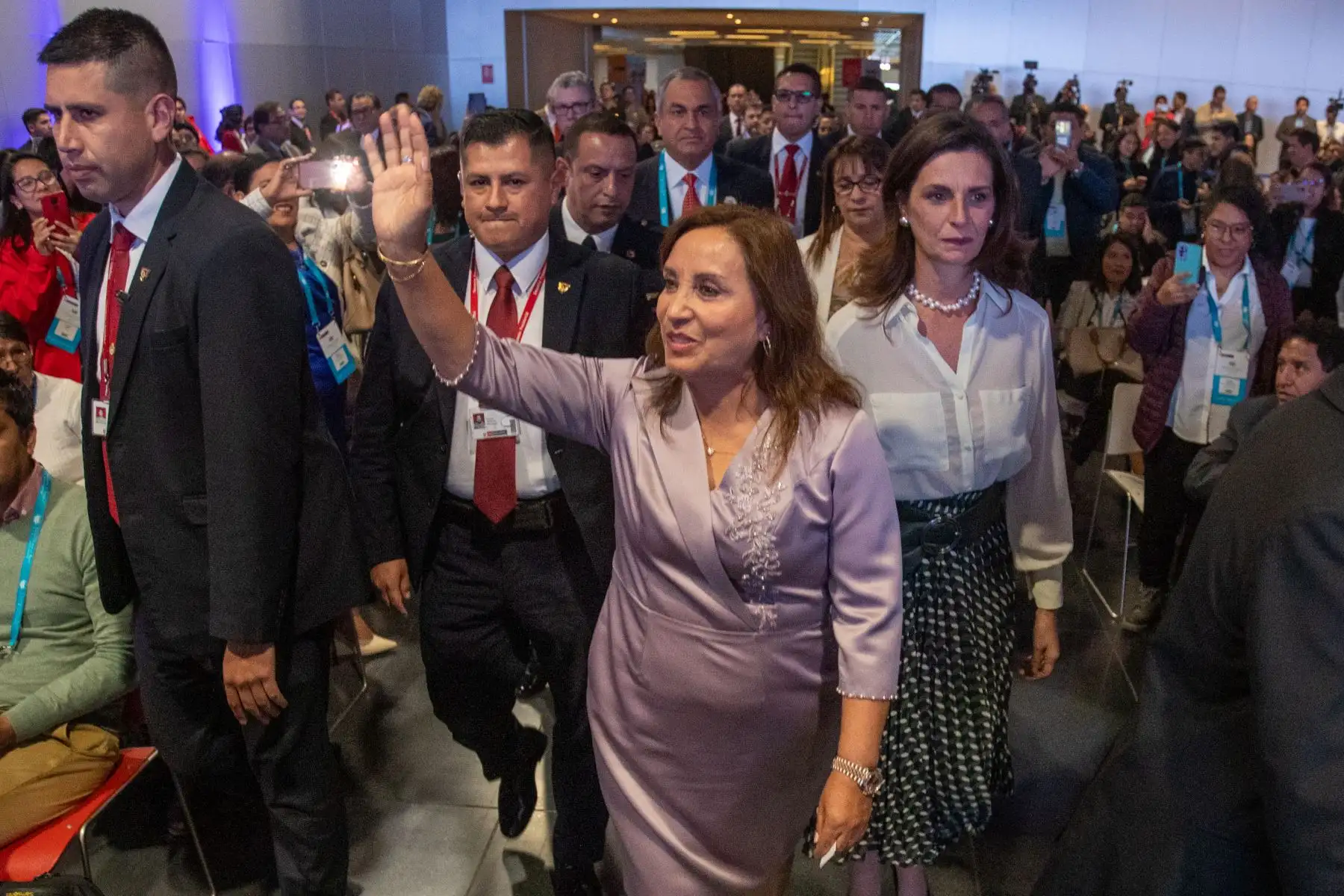La presidenta Dina Ercilia Boluarte Zegarra, participa en la ceremonia de clausura del "Foro: Unidos por el Agua y Saneamiento" que articula a actores políticos, públicos, privados, económicos y técnicos, con el fin de promover un pacto nacional por el derecho humano a estos servicios y  que se realiza en el Centro de Convenciones de Lima.
Foto: ANDINA/Presidencia Perú