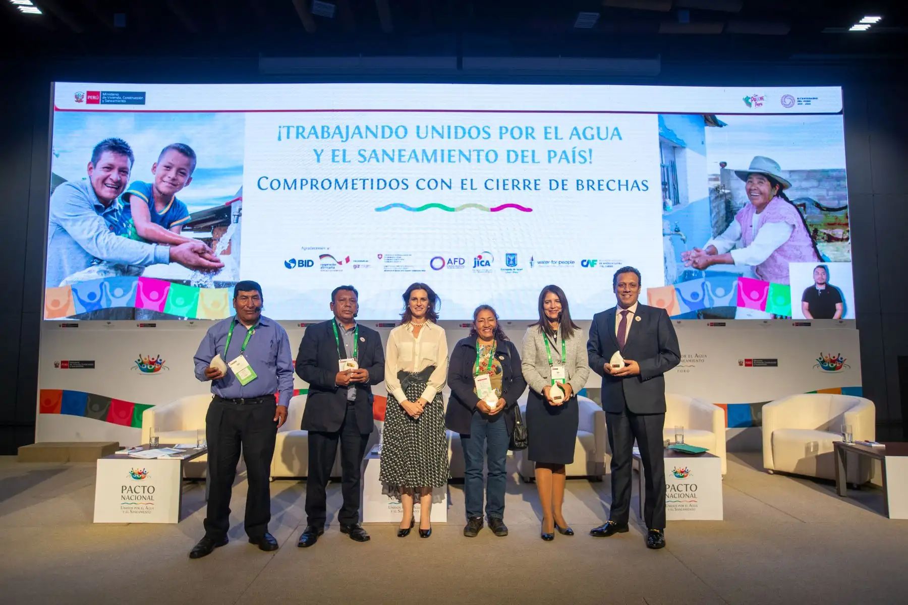 La presidenta Dina Ercilia Boluarte Zegarra, participa en la ceremonia de clausura del "Foro: Unidos por el Agua y Saneamiento" que articula a actores políticos, públicos, privados, económicos y técnicos, con el fin de promover un pacto nacional por el derecho humano a estos servicios y  que se realiza en el Centro de Convenciones de Lima.
Foto: ANDINA/Presidencia Perú
