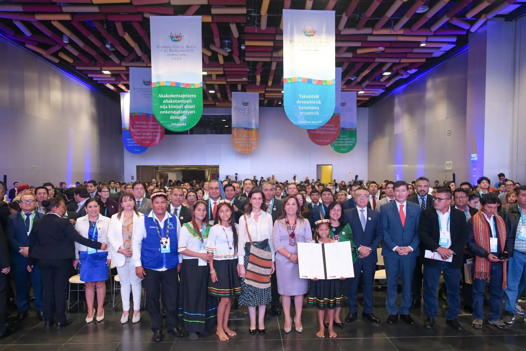 La presidenta Dina Ercilia Boluarte Zegarra, participa en la ceremonia de clausura del "Foro: Unidos por el Agua y Saneamiento" que articula a actores políticos, públicos, privados, económicos y técnicos, con el fin de promover un pacto nacional por el derecho humano a estos servicios y  que se realiza en el Centro de Convenciones de Lima.
Foto: ANDINA/Presidencia Perú
