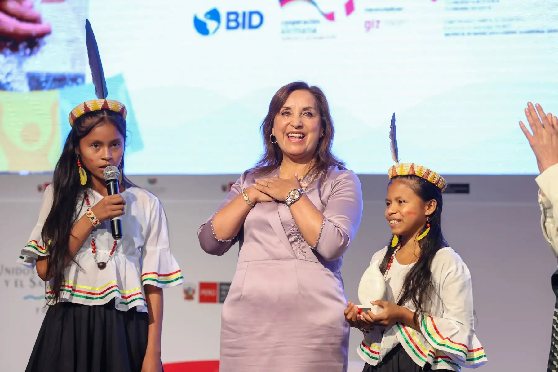 La presidenta Dina Ercilia Boluarte Zegarra, participa en la ceremonia de clausura del "Foro: Unidos por el Agua y Saneamiento" que articula a actores políticos, públicos, privados, económicos y técnicos, con el fin de promover un pacto nacional por el derecho humano a estos servicios y  que se realiza en el Centro de Convenciones de Lima.
Foto: ANDINA/Presidencia Perú