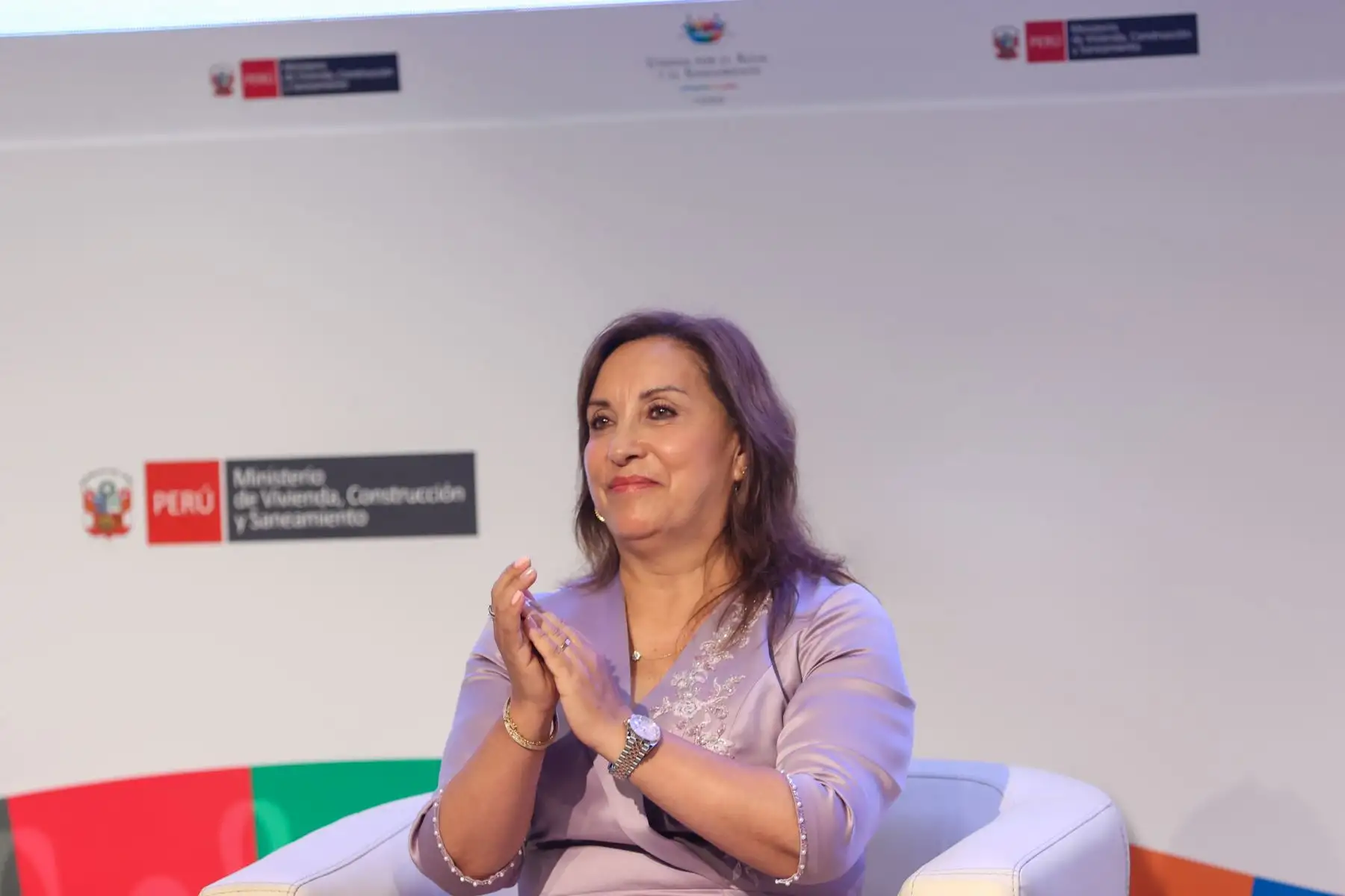La presidenta Dina Ercilia Boluarte Zegarra, participa en la ceremonia de clausura del "Foro: Unidos por el Agua y Saneamiento" que articula a actores políticos, públicos, privados, económicos y técnicos, con el fin de promover un pacto nacional por el derecho humano a estos servicios y  que se realiza en el Centro de Convenciones de Lima.
Foto: ANDINA/Presidencia Perú