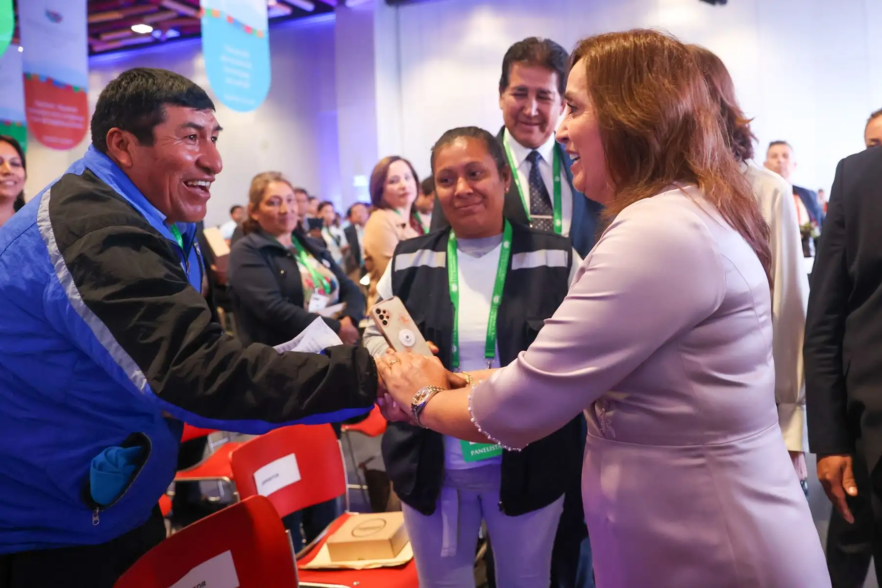 La presidenta Dina Ercilia Boluarte Zegarra, participa en la ceremonia de clausura del "Foro: Unidos por el Agua y Saneamiento" que articula a actores políticos, públicos, privados, económicos y técnicos, con el fin de promover un pacto nacional por el derecho humano a estos servicios y  que se realiza en el Centro de Convenciones de Lima.
Foto: ANDINA/Presidencia Perú