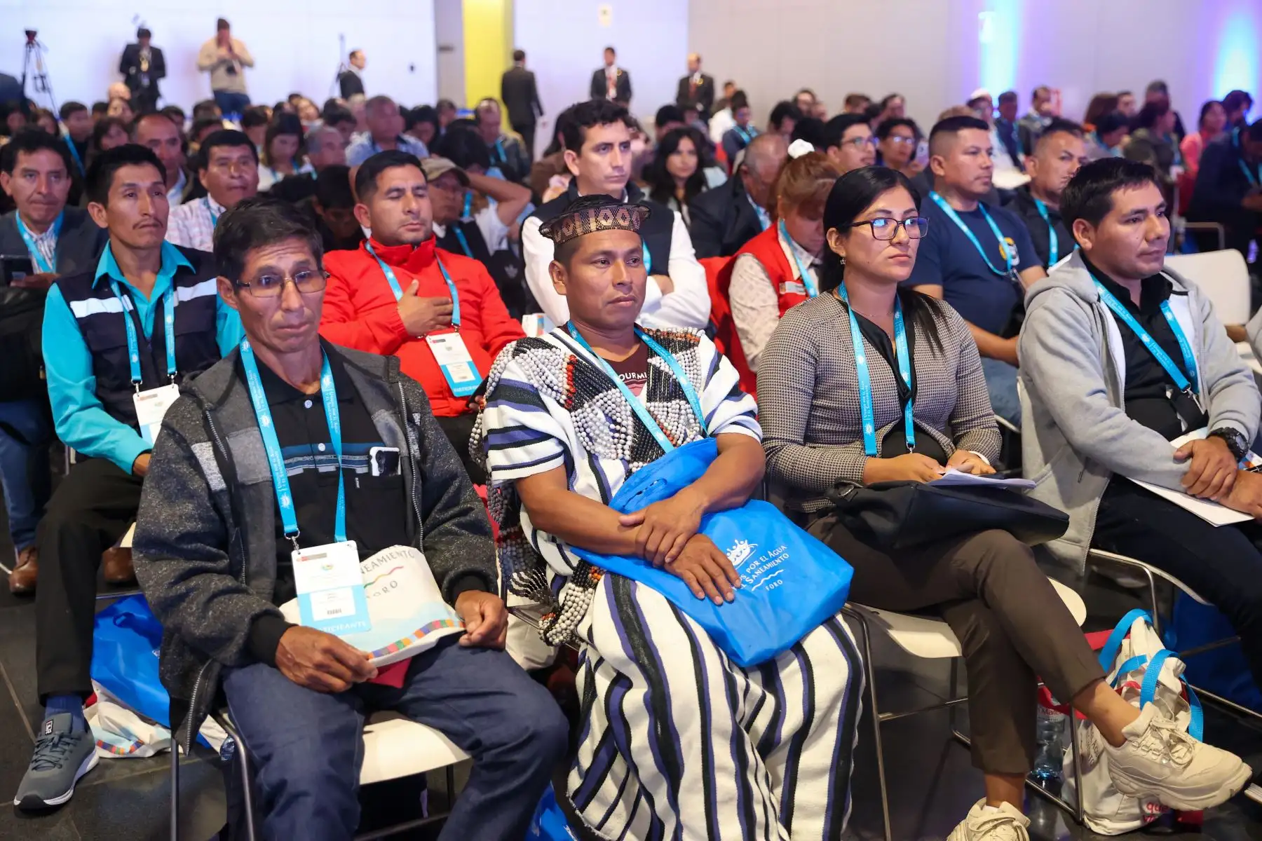 La presidenta Dina Ercilia Boluarte Zegarra, participa en la ceremonia de clausura del "Foro: Unidos por el Agua y Saneamiento" que articula a actores políticos, públicos, privados, económicos y técnicos, con el fin de promover un pacto nacional por el derecho humano a estos servicios y  que se realiza en el Centro de Convenciones de Lima.
Foto: ANDINA/Presidencia Perú