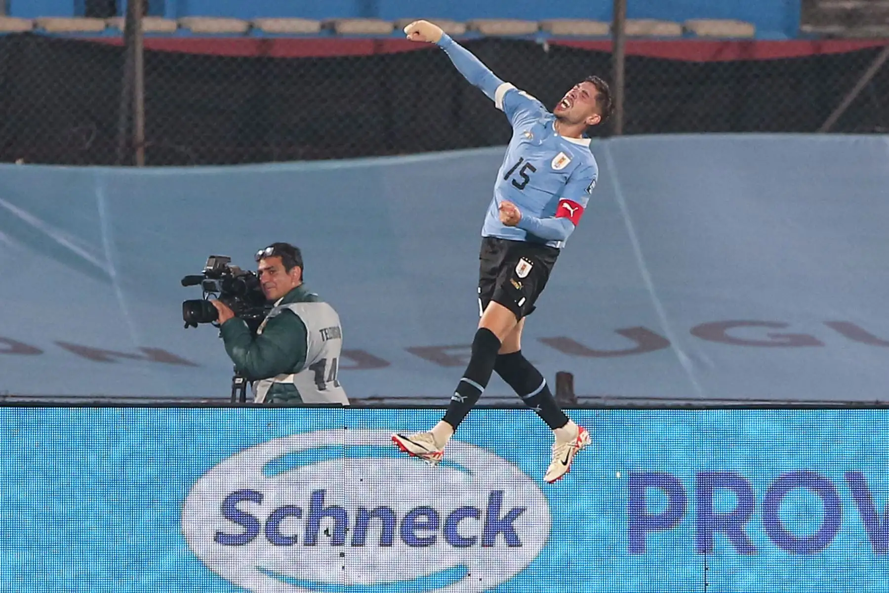 Federico Valverde de Uruguay celebra su gol hoy, en un partido de las Eliminatorias Sudamericanas para la Copa Mundial de Fútbol 2026 entre Uruguay y Chile, en el estadio Centenario en Montevideo (Uruguay). 
Foto: EFE