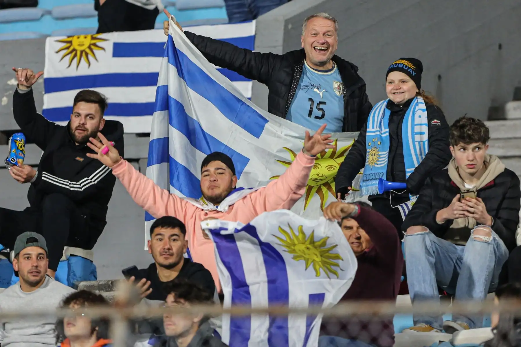 Hinchas de Uruguay asisten al partido de las Eliminatorias Sudamericanas para la Copa Mundial de Fútbol 2026 entre Uruguay y Chile hoy, en el estadio Centenario en Montevideo (Uruguay).
Foto: EFE