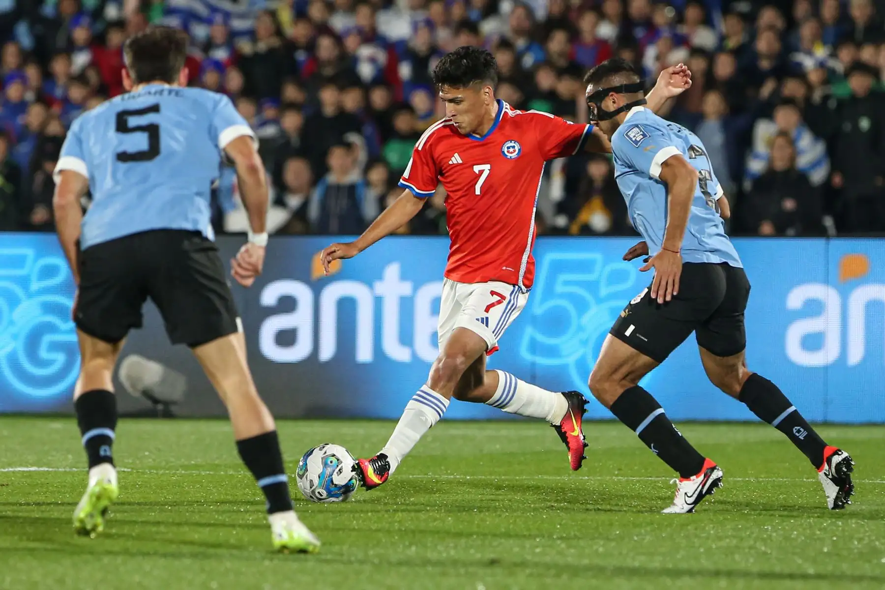 Sebastián Cáceres de Uruguay disputa el balón con Marcelino Núñez de Chile hoy, en un partido de las Eliminatorias Sudamericanas para la Copa Mundial de Fútbol 2026 entre Uruguay y Chile, en el estadio Centenario en Montevideo (Uruguay).
Foto: EFE