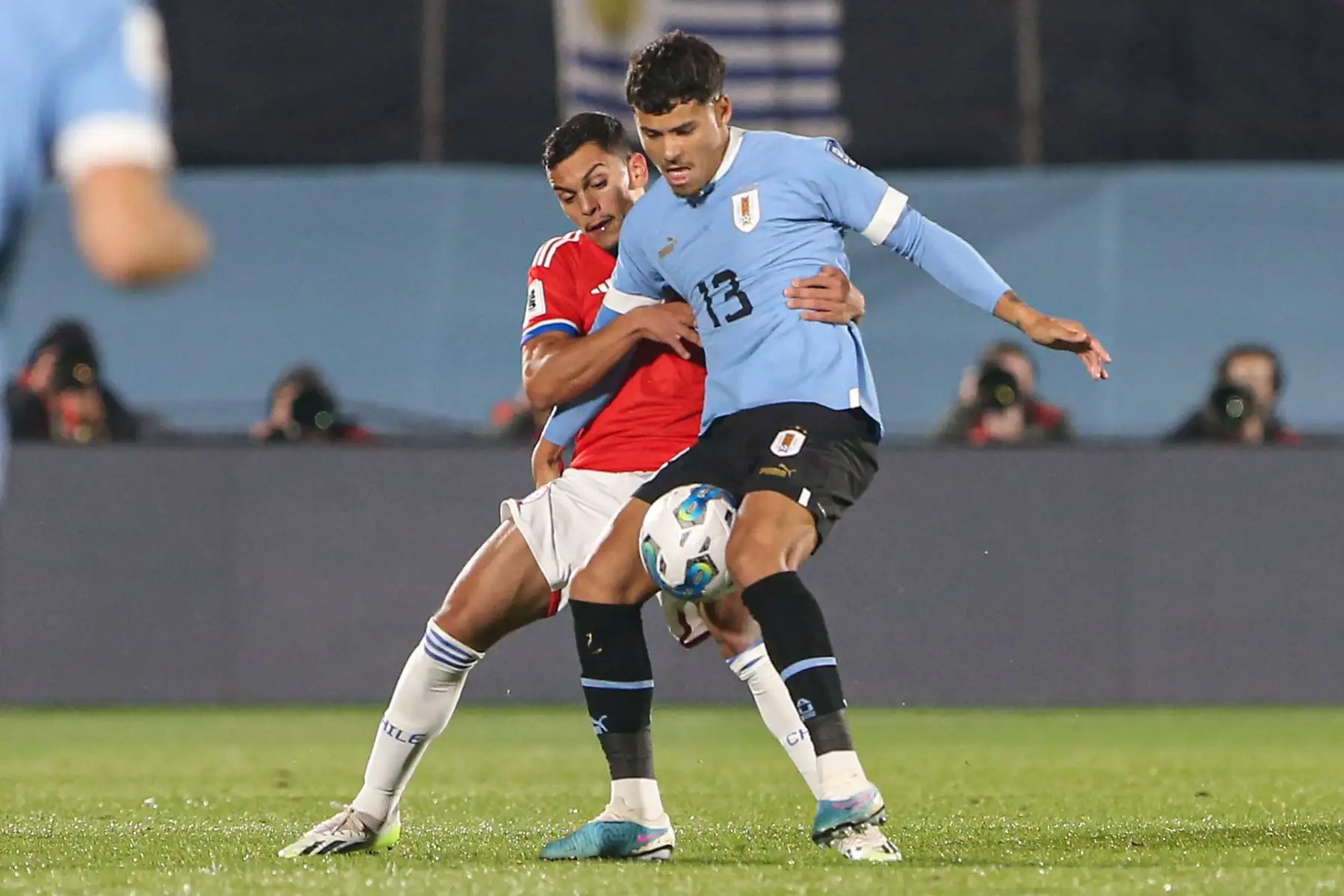 Maximiliano Araújo (d) de Uruguay disputa el balón con Guillermo Maripan de Chile hoy, en un partido de las Eliminatorias Sudamericanas para la Copa Mundial de Fútbol 2026 entre Uruguay y Chile, en el estadio Centenario en Montevideo (Uruguay).
Foto: EFE