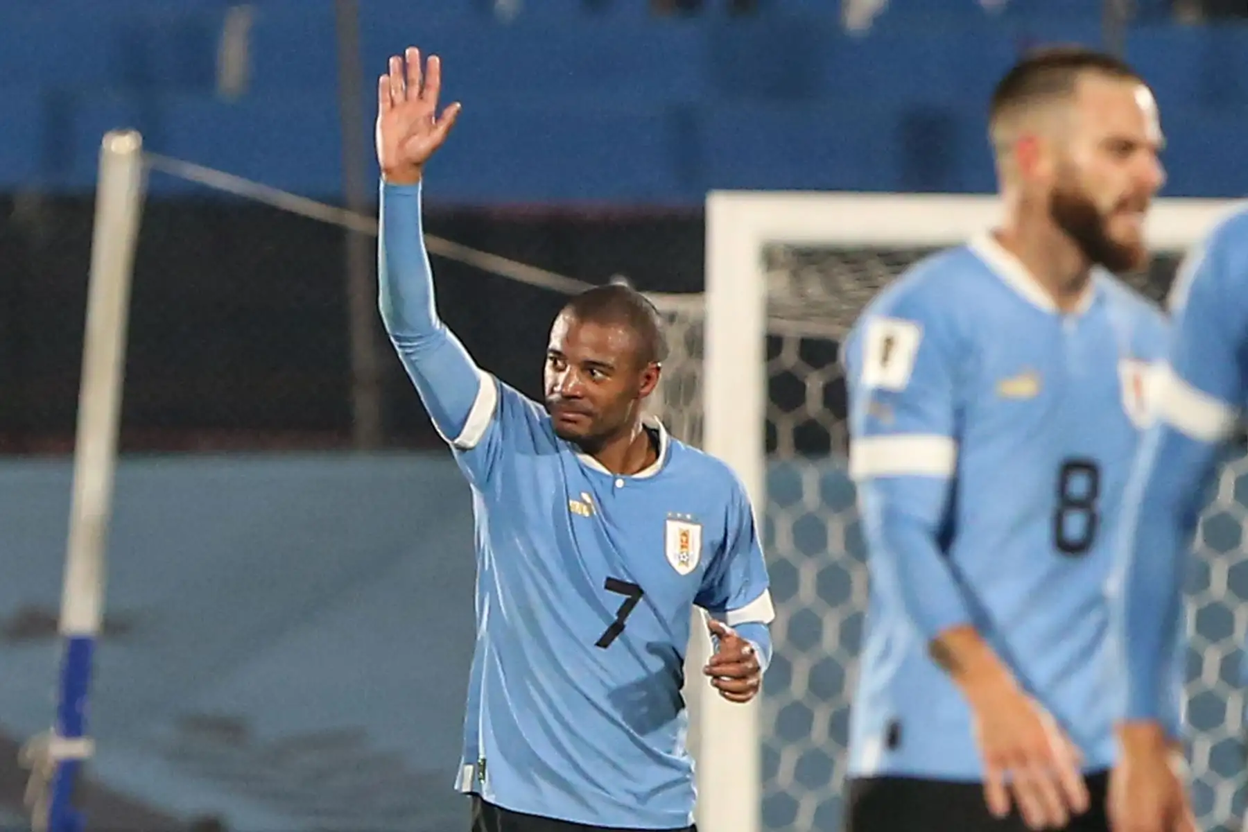 Nicolás de la Cruz de Uruguay celebra su gol hoy, en un partido de las Eliminatorias Sudamericanas para la Copa Mundial de Fútbol 2026 entre Uruguay y Chile, en el estadio Centenario en Montevideo (Uruguay).
Foto: EFE