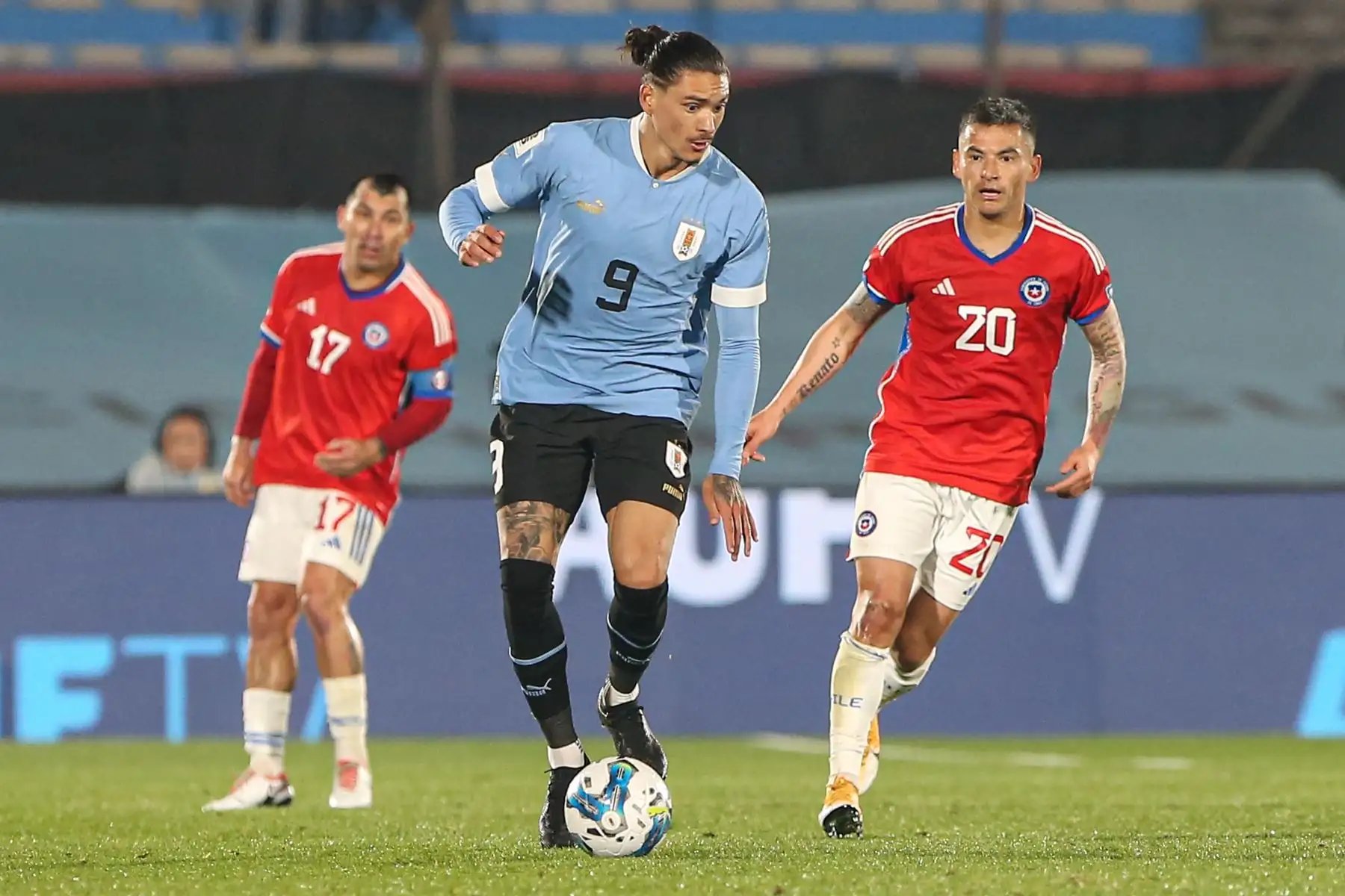 Darwin Núñez de Uruguay disputa el balón con Charles Aránguiz de Chile hoy, en un partido de las Eliminatorias Sudamericanas para la Copa Mundial de Fútbol 2026 entre Uruguay y Chile, en el estadio Centenario en Montevideo (Uruguay). 
Foto: EFE