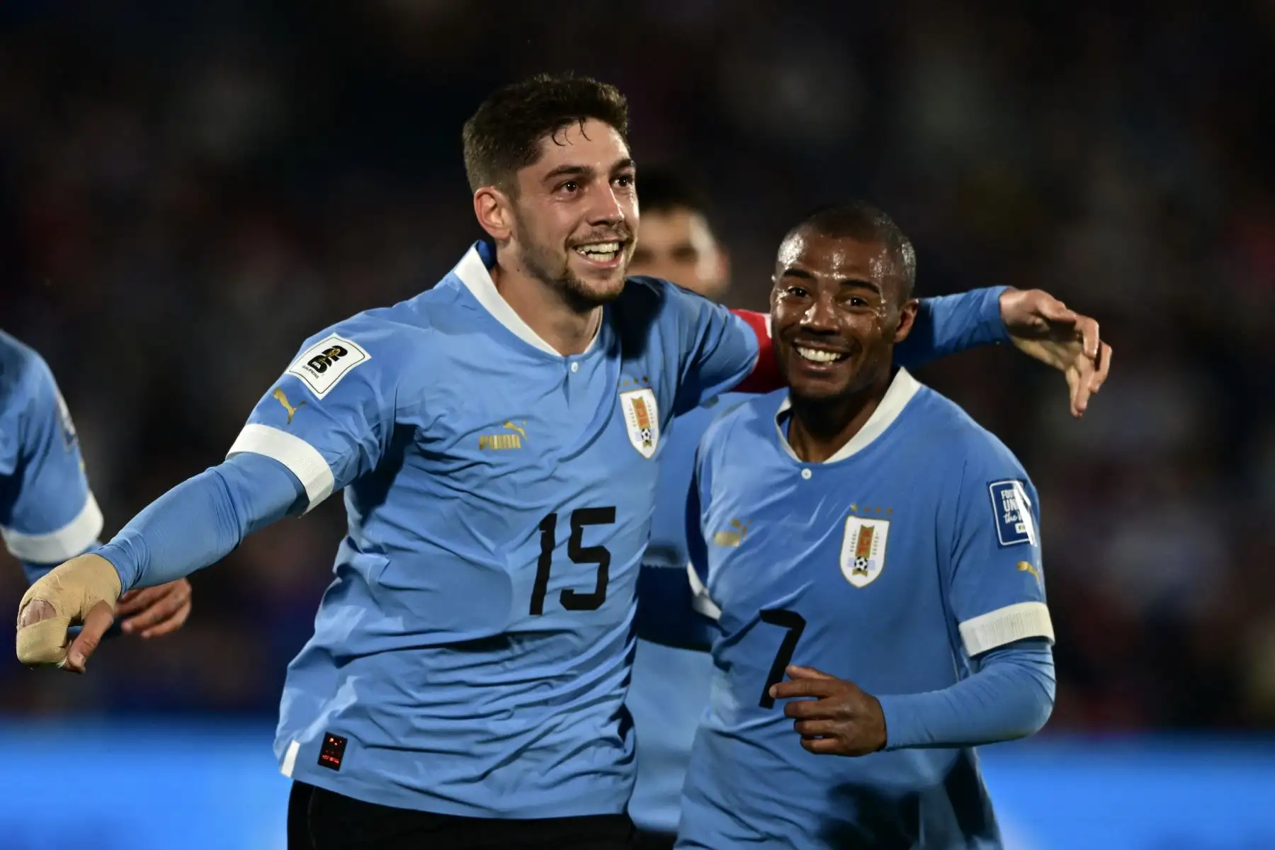 El mediocampista uruguayo Federico Valverde celebra con su compañero el mediocampista Nicolás De La Cruz luego de marcar un gol durante el partido de fútbol de las Eliminatorias Sudamericanas para la Copa Mundial de la FIFA 2026 entre Uruguay y Chile, en el estadio Centenario de Montevideo, el 8 de septiembre de 2023.
Foto: AFP