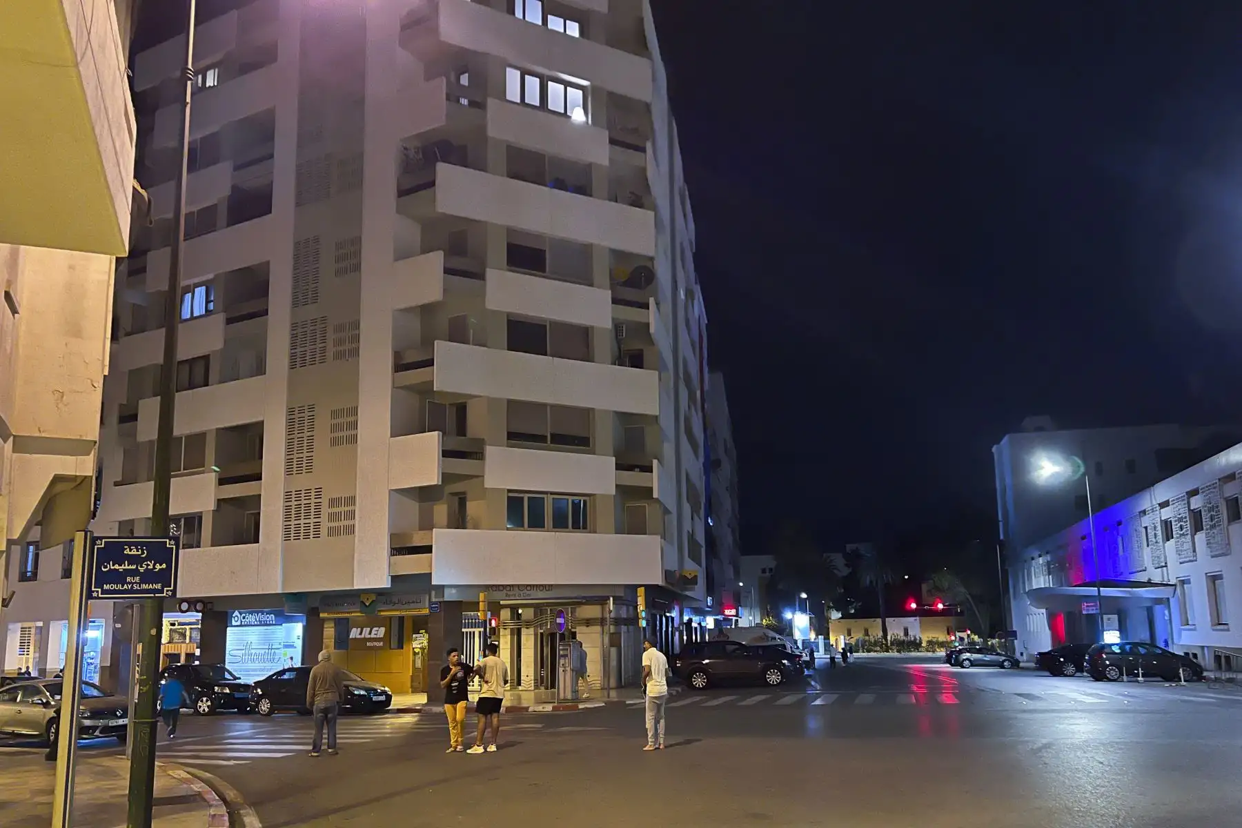 Vecinos en el centro de Rabat huyen de sus casas y salen a la calle tras el terremoto de magnitud 6,8 que sacudió este viernes la región septentrional marroquí de Marrakech, sin que se sepa de momento si se han producido víctimas o daños materiales.
Foto: AFP