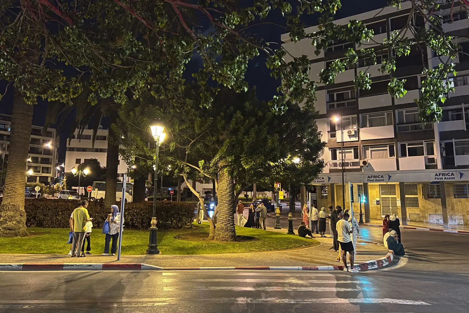 Vecinos en el centro de Rabat huyen de sus casas y salen a la calle tras el terremoto de magnitud 6,8 que sacudió este viernes la región septentrional marroquí de Marrakech, sin que se sepa de momento si se han producido víctimas o daños materiales. 
Foto: AFP