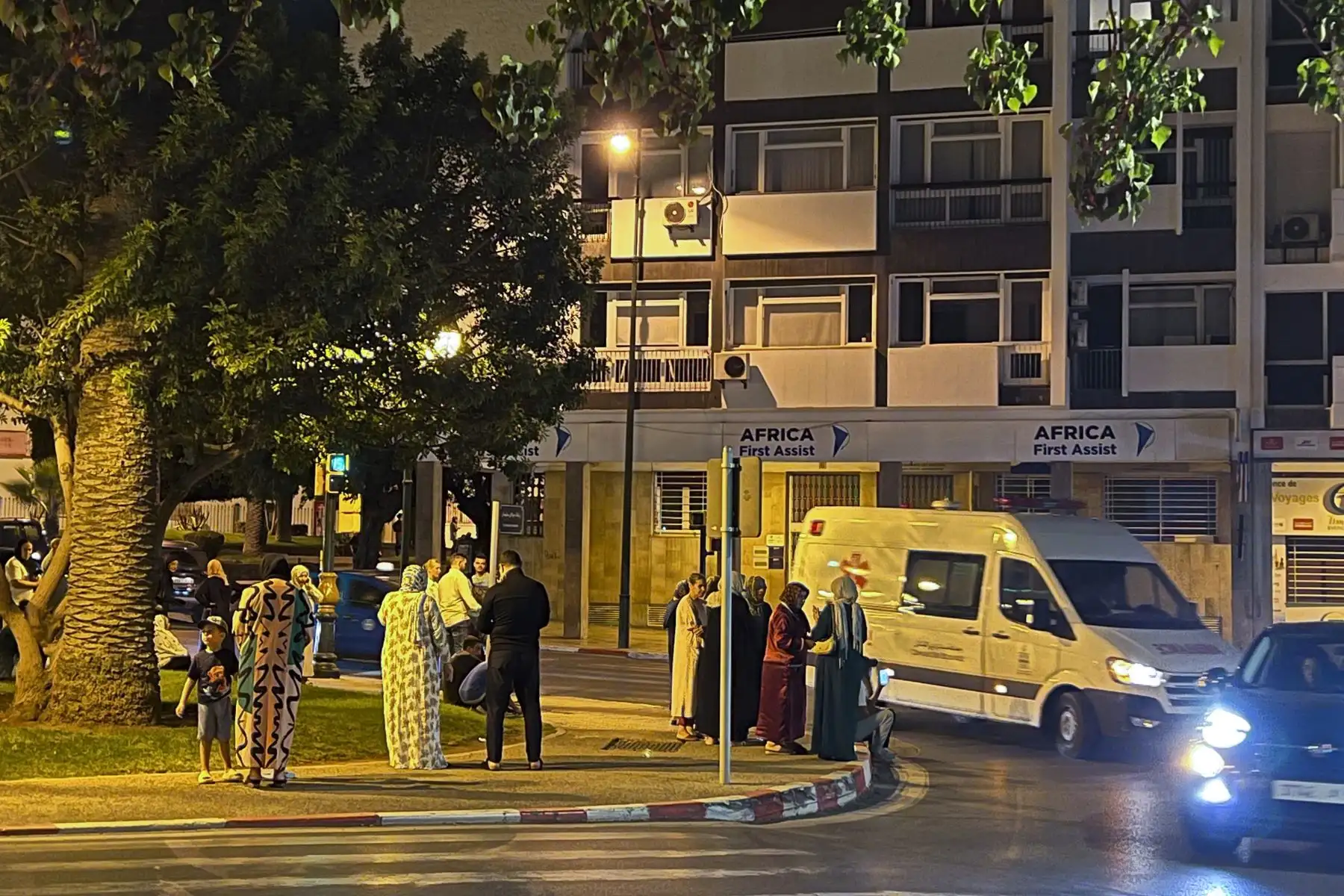 Vecinos en el centro de Rabat huyen de sus casas y salen a la calle tras el terremoto de magnitud 6,8 que sacudió este viernes la región septentrional marroquí de Marrakech, sin que se sepa de momento si se han producido víctimas o daños materiales.
Foto: AFP