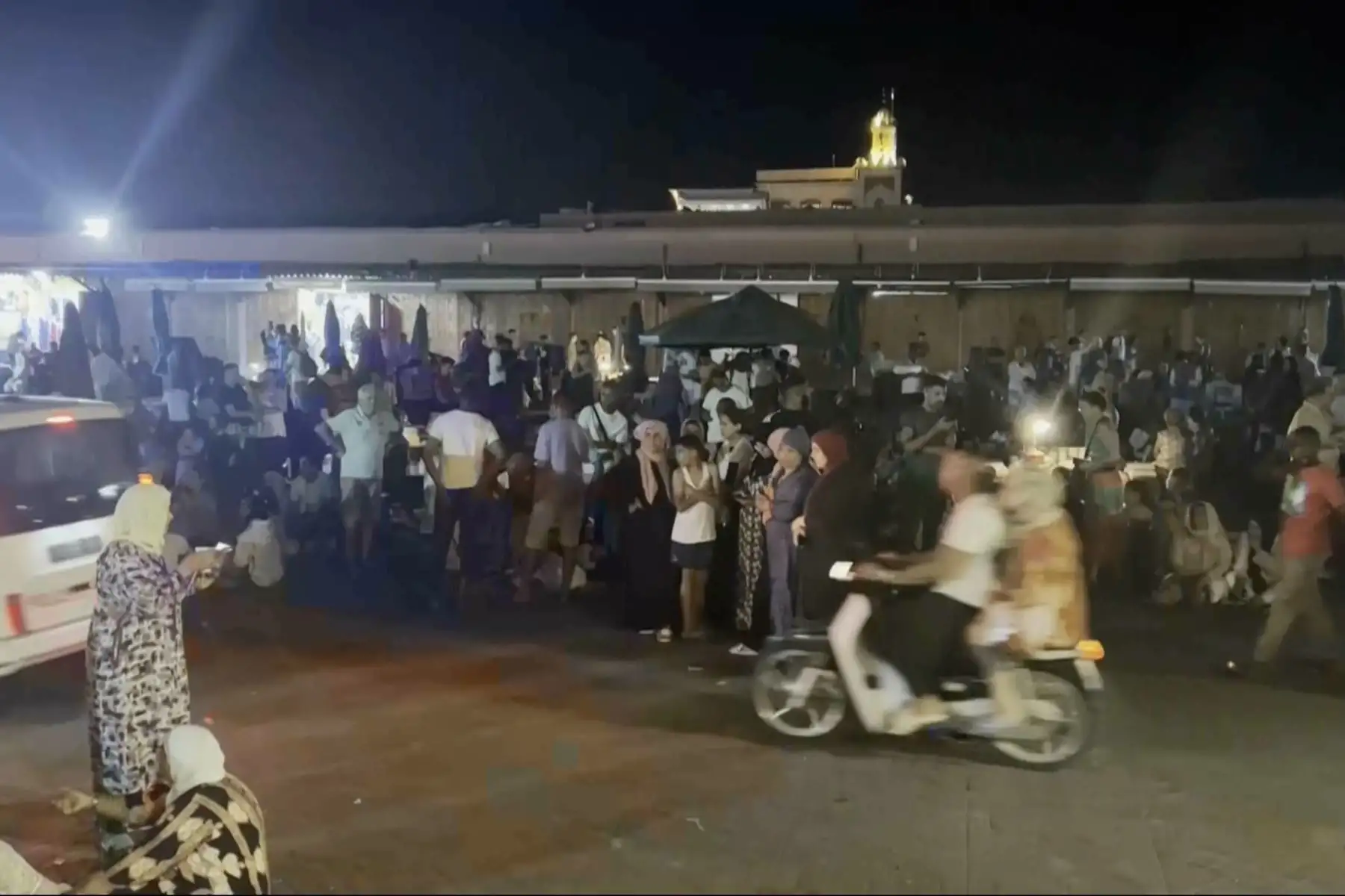 Al menos 296 personas murieron y otras 153 resultaron heridas en diferentes localidades marroquíes a causa del terremoto de magnitud 7 ocurrido en la noche del viernes con epicentro a 60 kilómetros al suroeste de la ciudad de Marrakech.
Foto: EFE