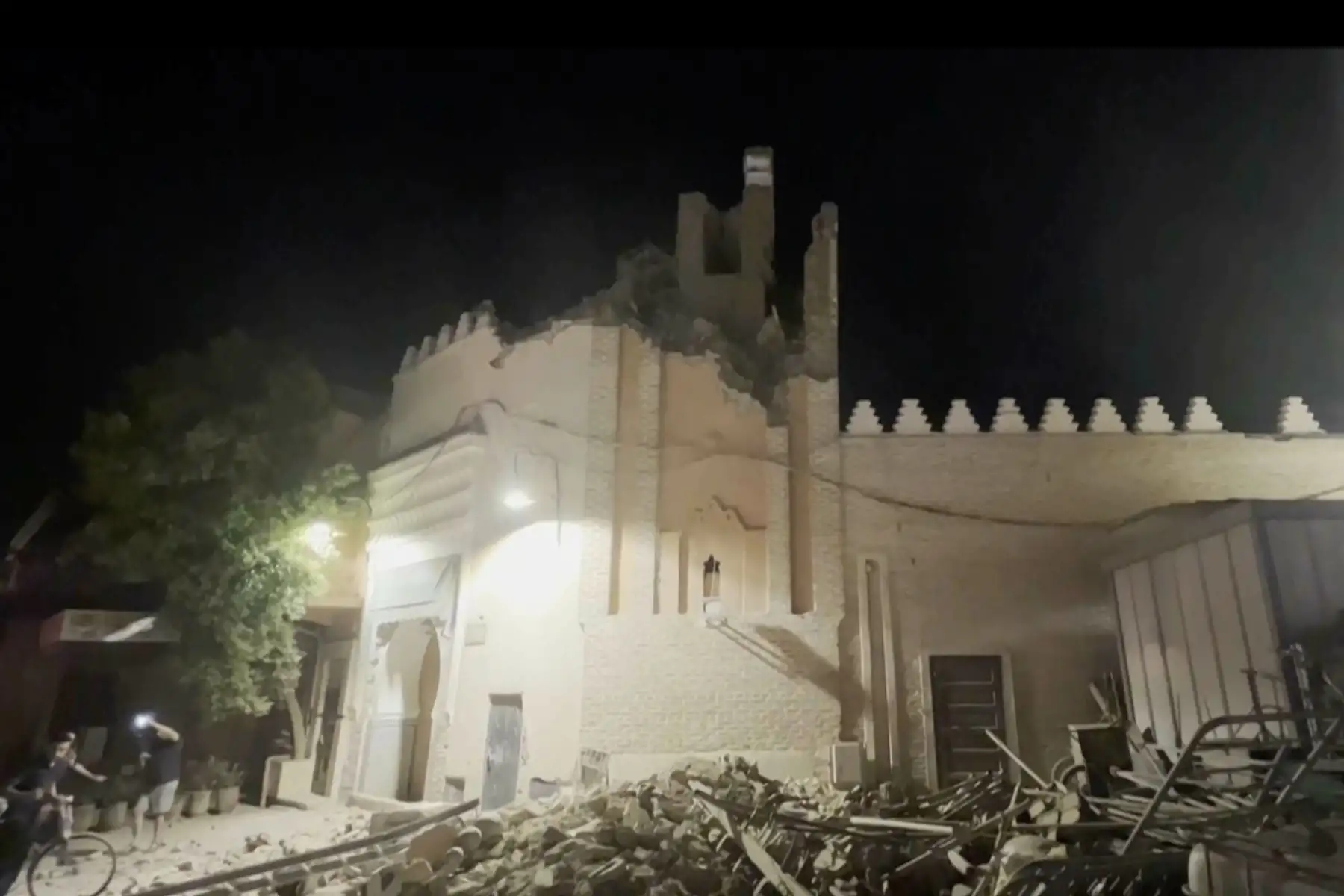 Al menos 296 personas murieron y otras 153 resultaron heridas en diferentes localidades marroquíes a causa del terremoto de magnitud 7 ocurrido en la noche del viernes con epicentro a 60 kilómetros al suroeste de la ciudad de Marrakech.
Foto: EFE