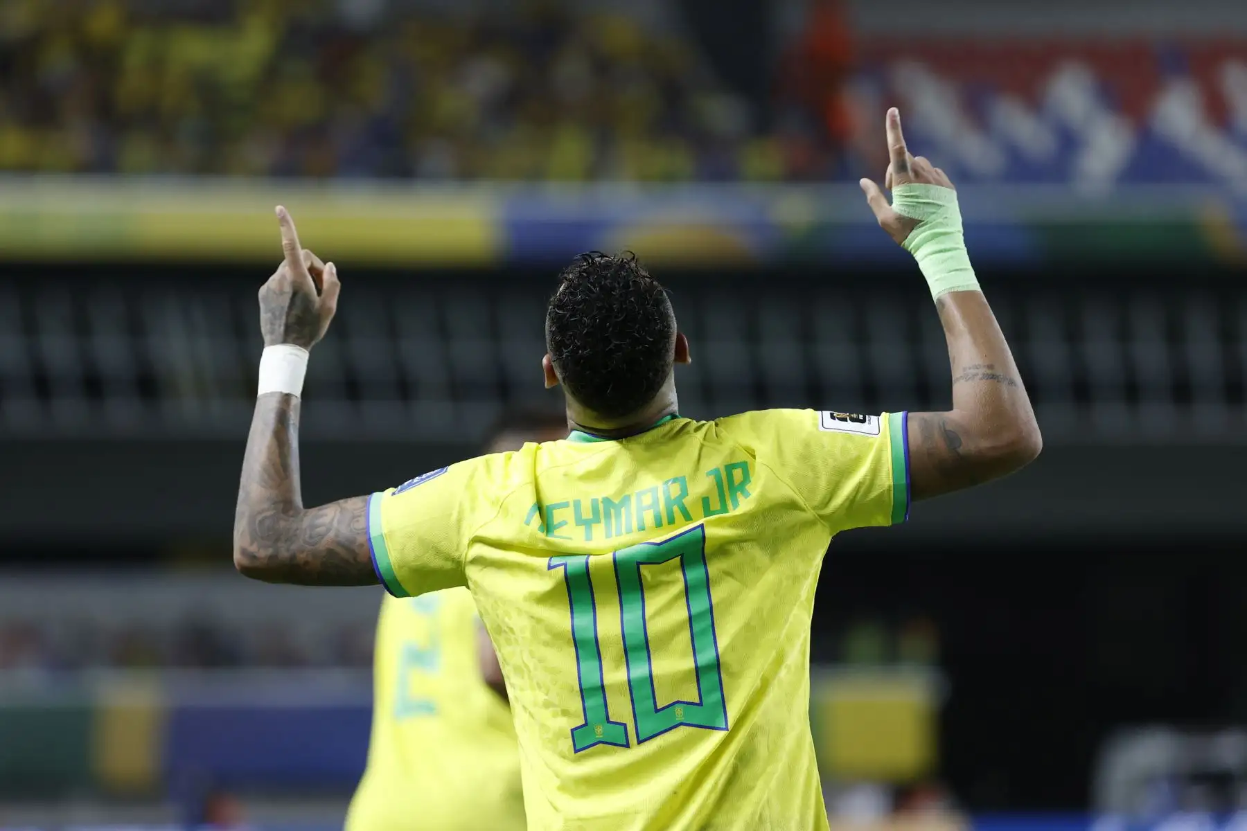 Neymar de Brasil celebra un gol hoy, en un partido de las Eliminatorias Sudamericanas para la Copa Mundial de Fútbol 2026 entre Brasil y Bolivia en el estadio estatal Jornalista Edgar Augusto Proença en Belém (Brasil).
Foto: EFE