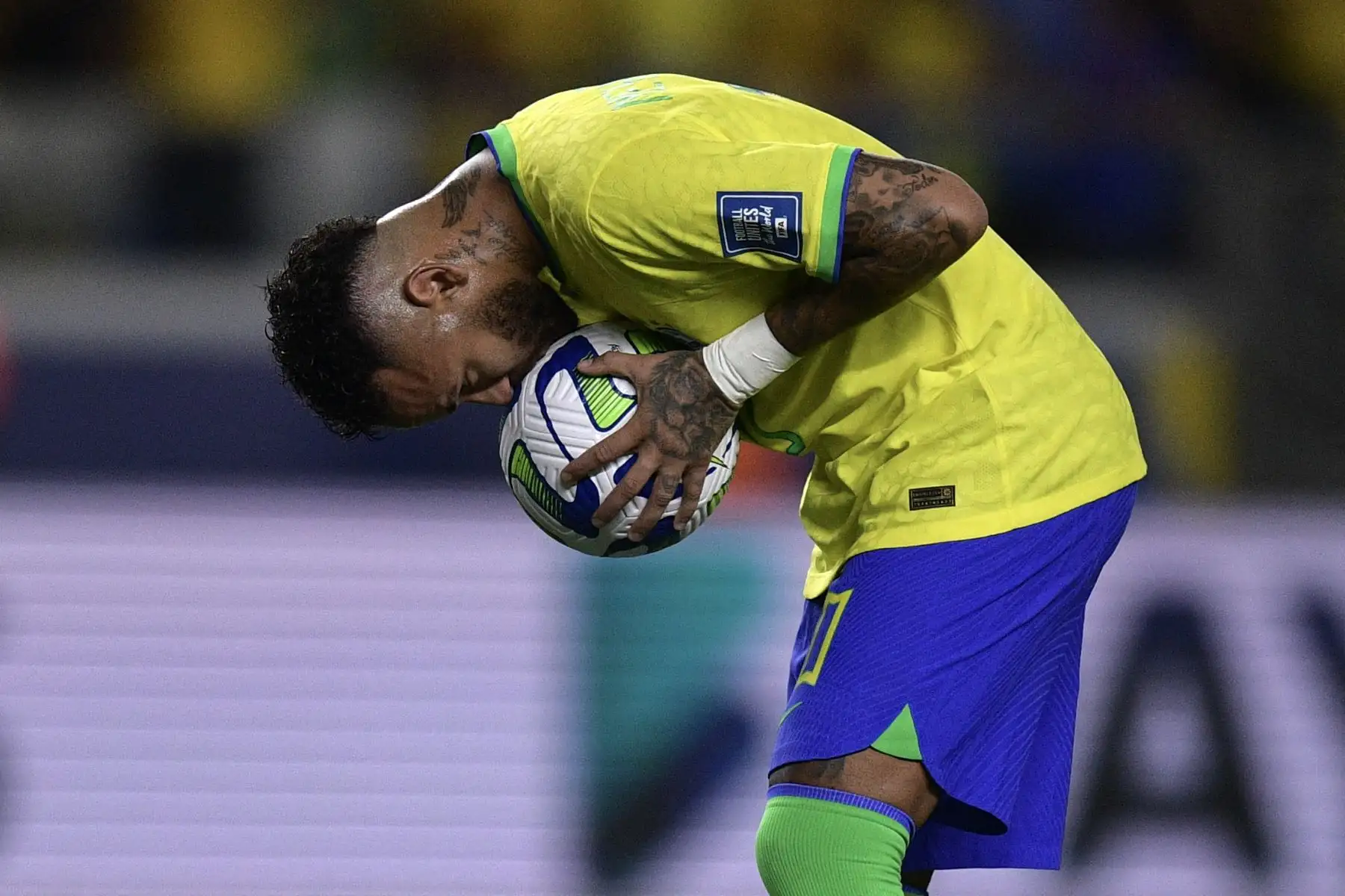 Neymar marcó ante Bolivia y superó a Pelé convirtiendose en el máximo goleador en la historia de la Selección de Brasil. La estrella de Al Hilal es el futbolista con más anotaciones en las en la selección Brasilera.

Foto: AFP