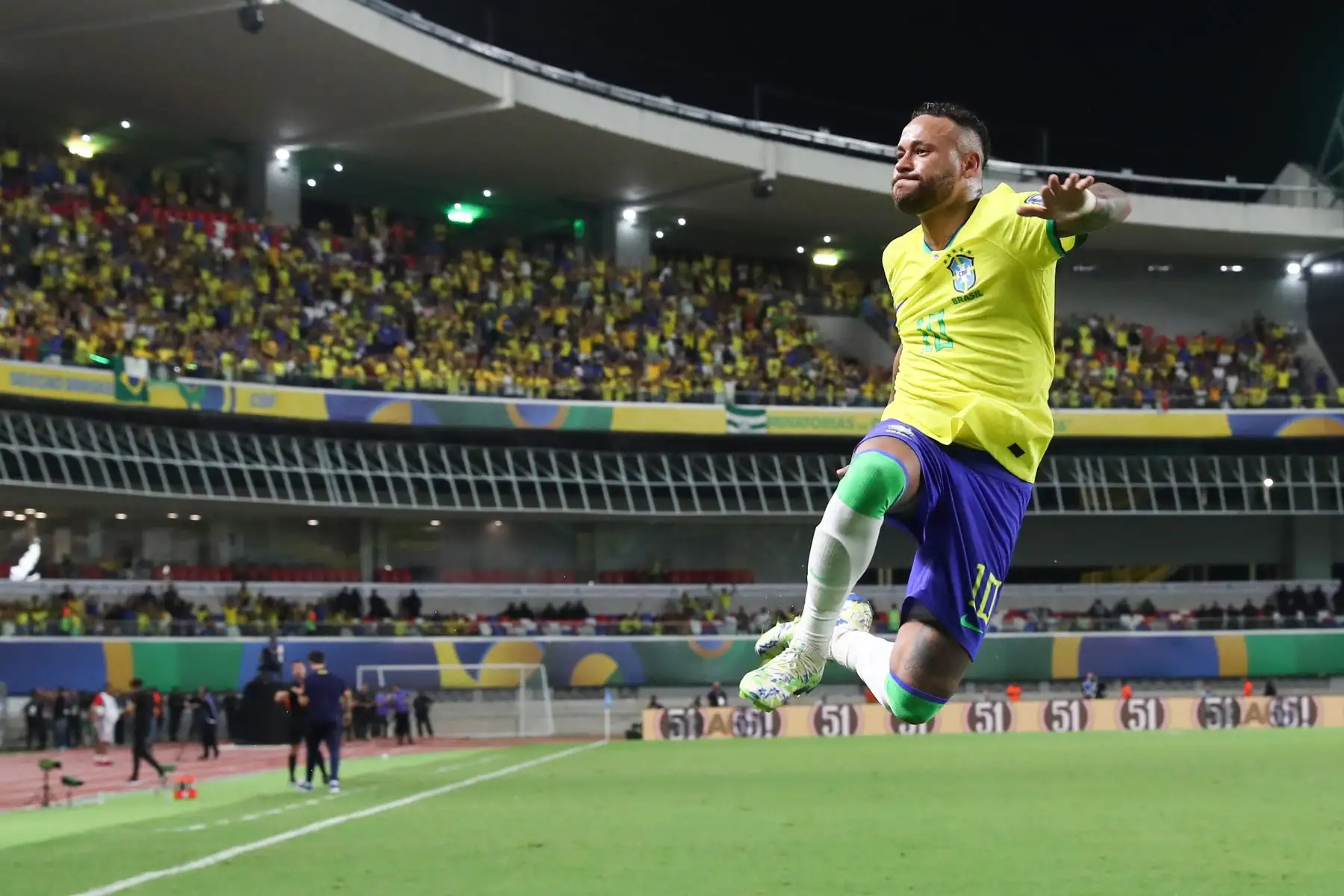 Neymar de Brasil celebra un gol hoy, en un partido de las Eliminatorias Sudamericanas para la Copa Mundial de Fútbol 2026 entre Brasil y Bolivia en el estadio estatal Jornalista Edgar Augusto Proença en Belém (Brasil).
Foto: AFP