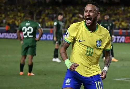 El delantero brasileño Neymar celebra con su compañero de equipo Rodrygo después de marcar un gol durante el partido de fútbol de las eliminatorias sudamericanas con miras al Mundial 2026.  Foto: AFP