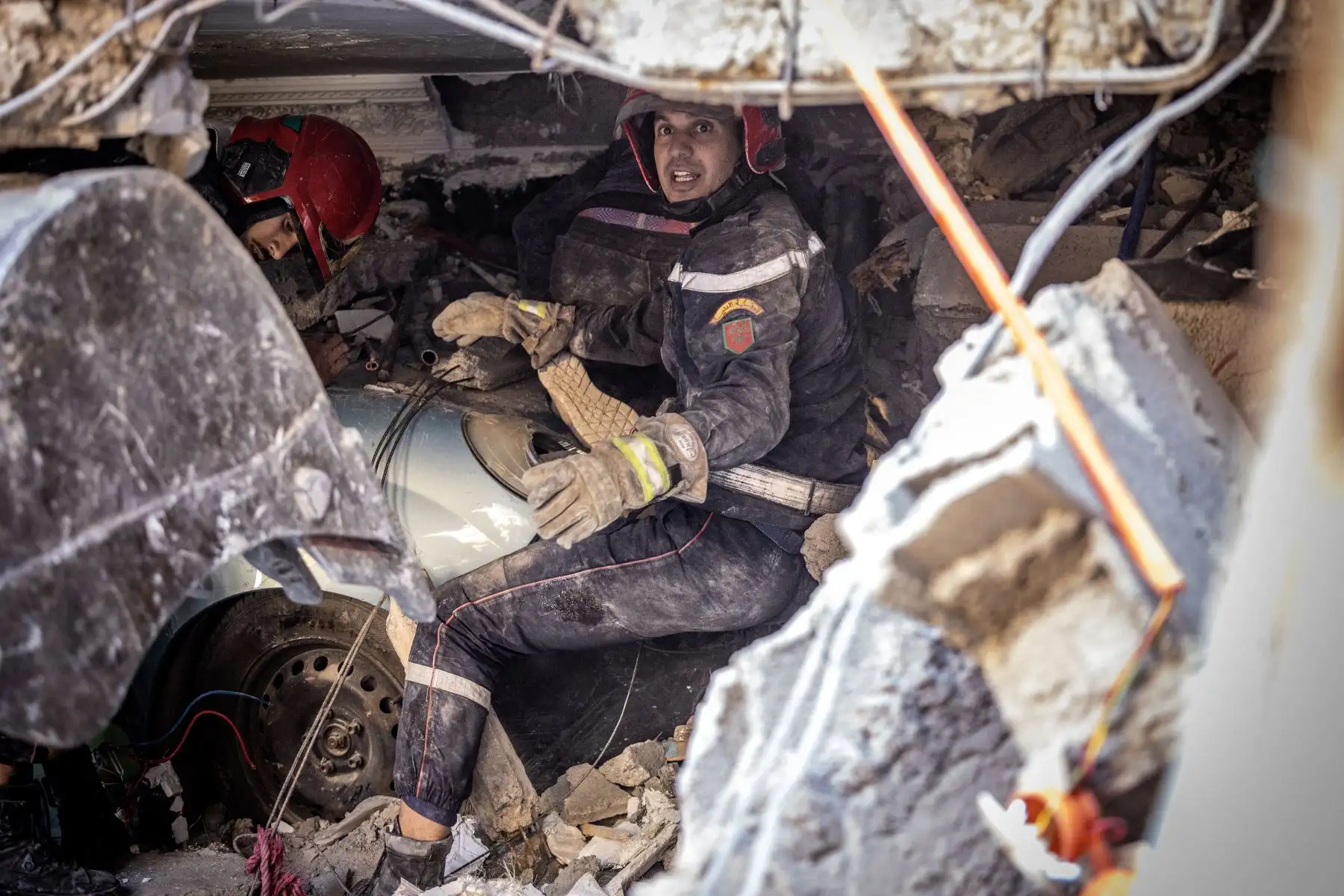 Los equipos de rescate buscan supervivientes en una casa derrumbada en Moulay Brahim, provincia de Al Haouz, el 9 de septiembre de 2023, tras un terremoto. El terremoto más mortífero de Marruecos en décadas ha matado al menos a 820 personas, dijeron funcionarios el 9 de septiembre, causando daños generalizados y provocando que residentes y turistas aterrorizados se apresuraran a ponerse a salvo en medio de la noche.
Foto: AFP