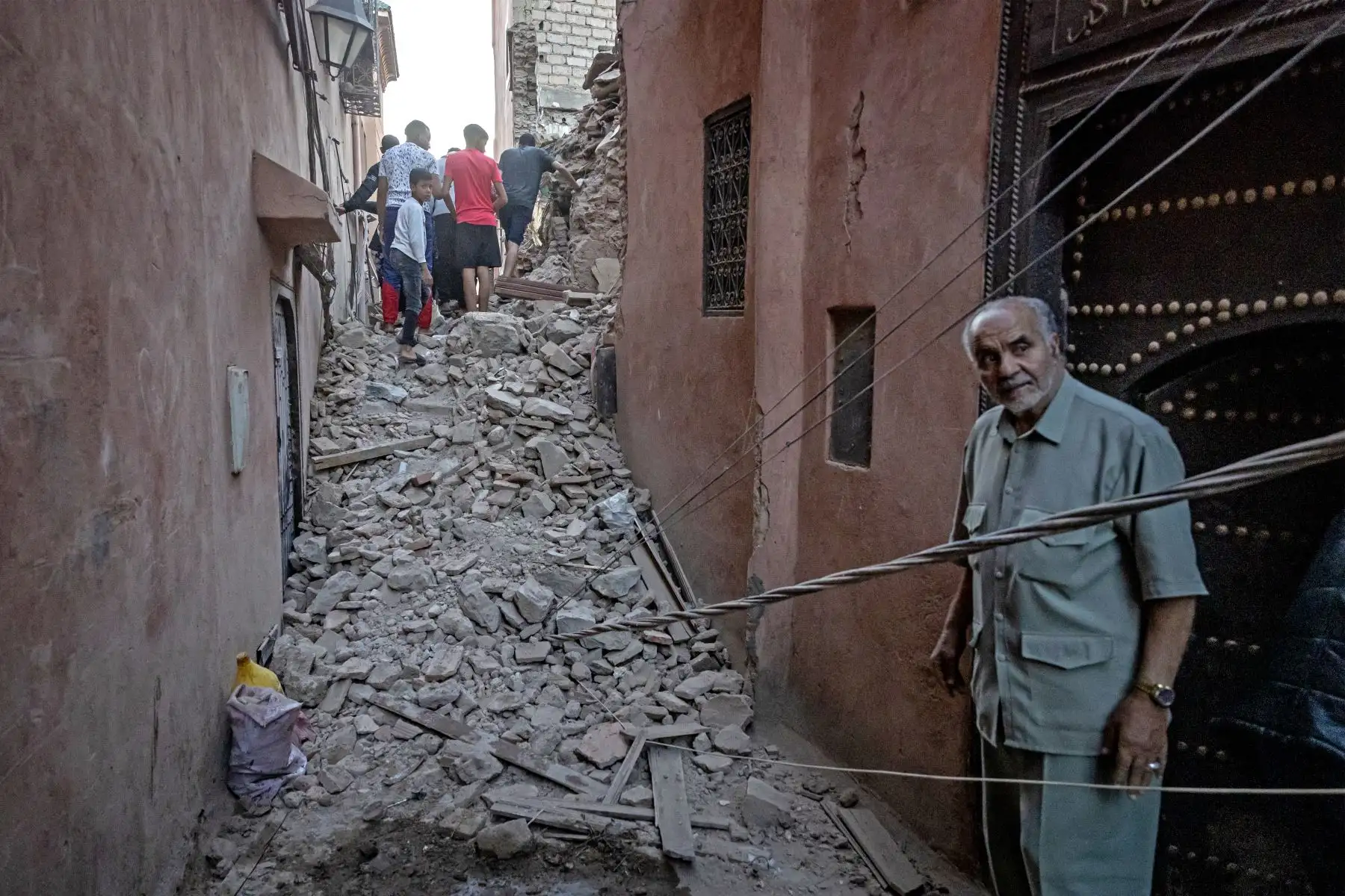 Un hombre observa mientras los residentes navegan entre los escombros en la antigua ciudad de Marrakech, dañada por el terremoto, el 9 de septiembre de 2023. Un poderoso terremoto que sacudió Marruecos a finales del 8 de septiembre mató a más de 600 personas, según mostraron cifras del Ministerio del Interior, lo que hizo que los residentes aterrorizados huyeran de sus casas en medio de la noche.
Foto: AFP