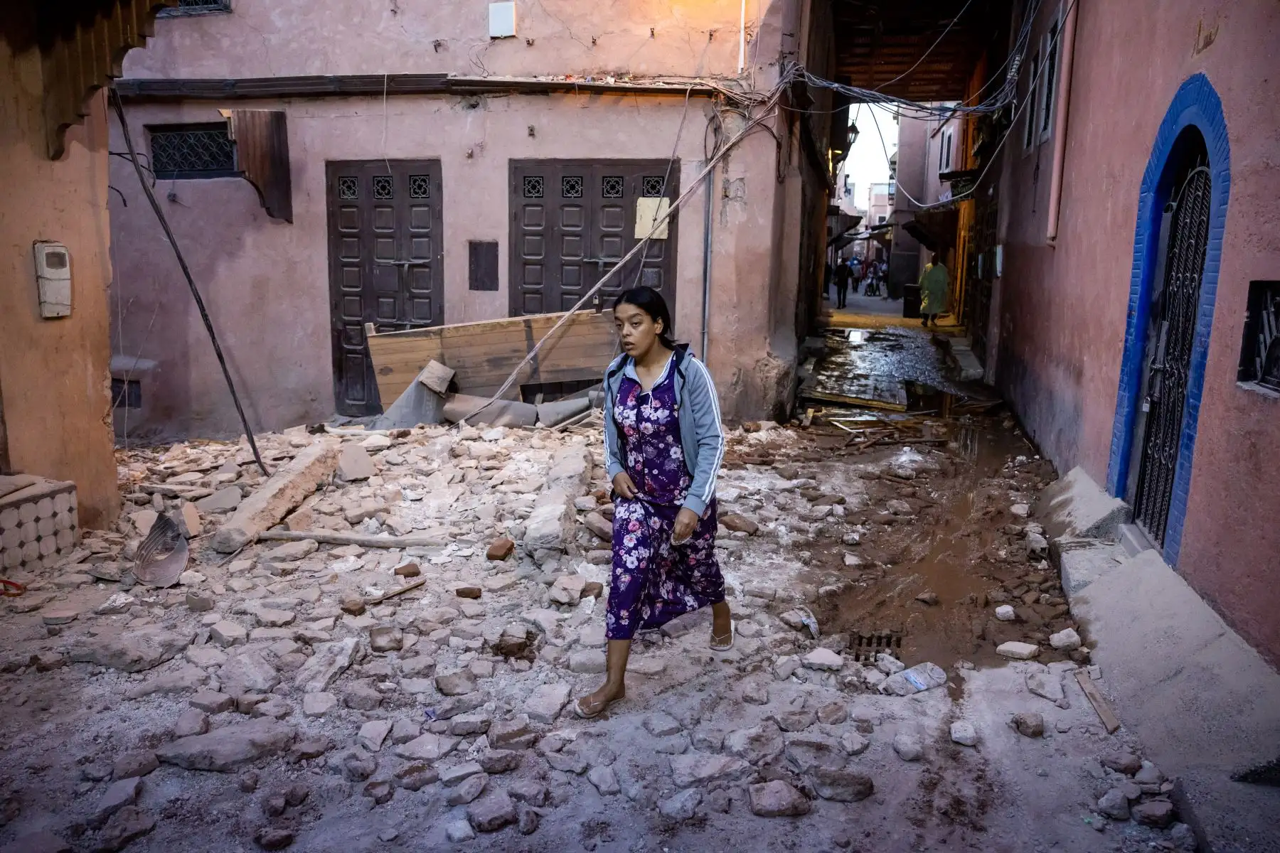 Una mujer camina entre los escombros pasando por casas dañadas por el terremoto en la ciudad vieja de Marrakech el 9 de septiembre de 2023. Un poderoso terremoto que sacudió Marruecos a finales del 8 de septiembre mató a más de 600 personas, según mostraron cifras del Ministerio del Interior, lo que hizo que los residentes aterrorizados huyeran de sus hogares en media noche.
Foto: AFP