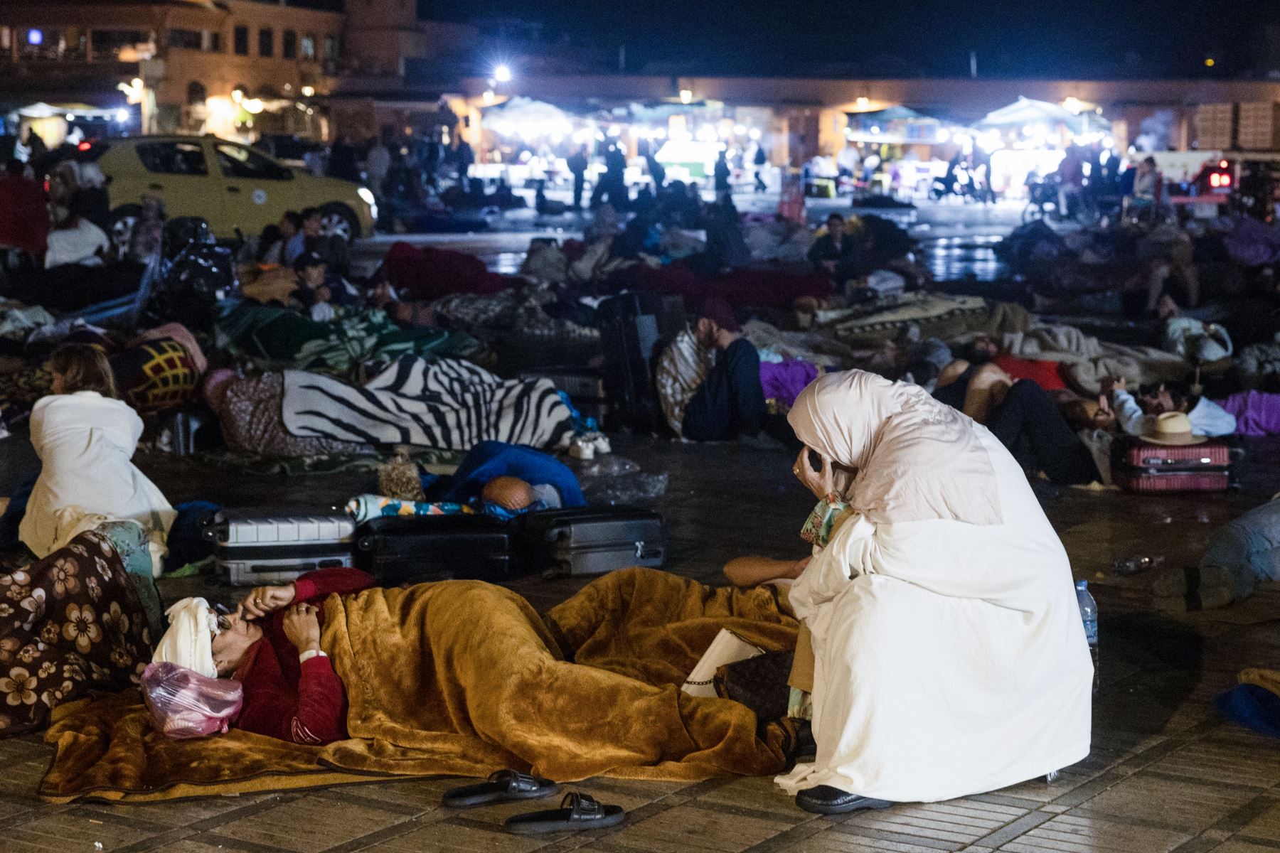 Los residentes permanecen en una plaza de Marrakech el 9 de septiembre de 2023, después de un terremoto. Un poderoso terremoto que sacudió Marruecos la noche del 8 de septiembre mató al menos a 632 personas e hirió a otras 329, según un balance actualizado del Ministerio del Interior. Foto: AFP
