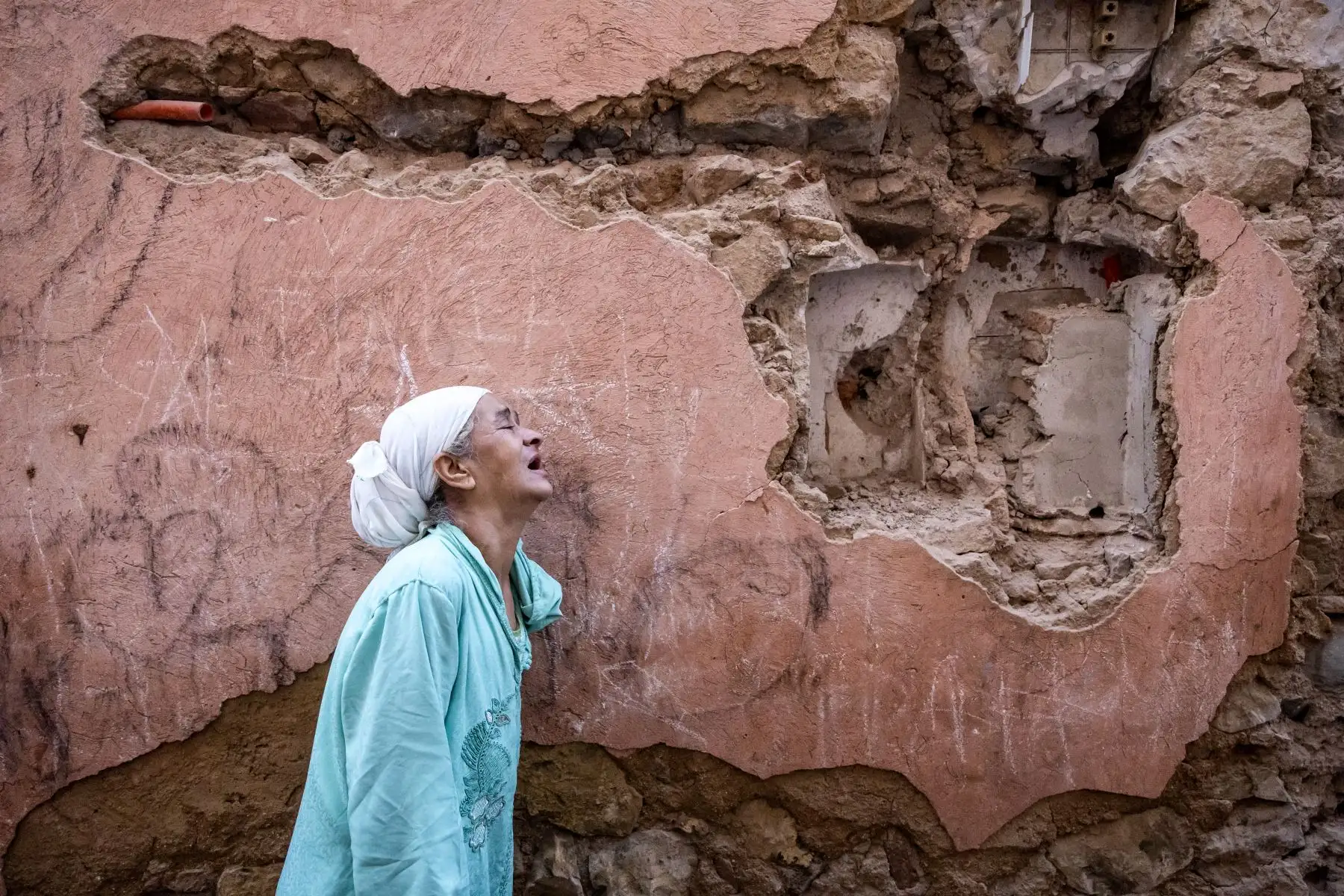 Una mujer reacciona frente a su casa dañada por el terremoto en la ciudad vieja de Marrakech el 9 de septiembre de 2023. Un poderoso terremoto que sacudió Marruecos a finales del 8 de septiembre mató a más de 600 personas, según mostraron cifras del Ministerio del Interior, lo que hizo que los residentes aterrorizados huyeran de sus hogares en media noche.
Foto: AFP
