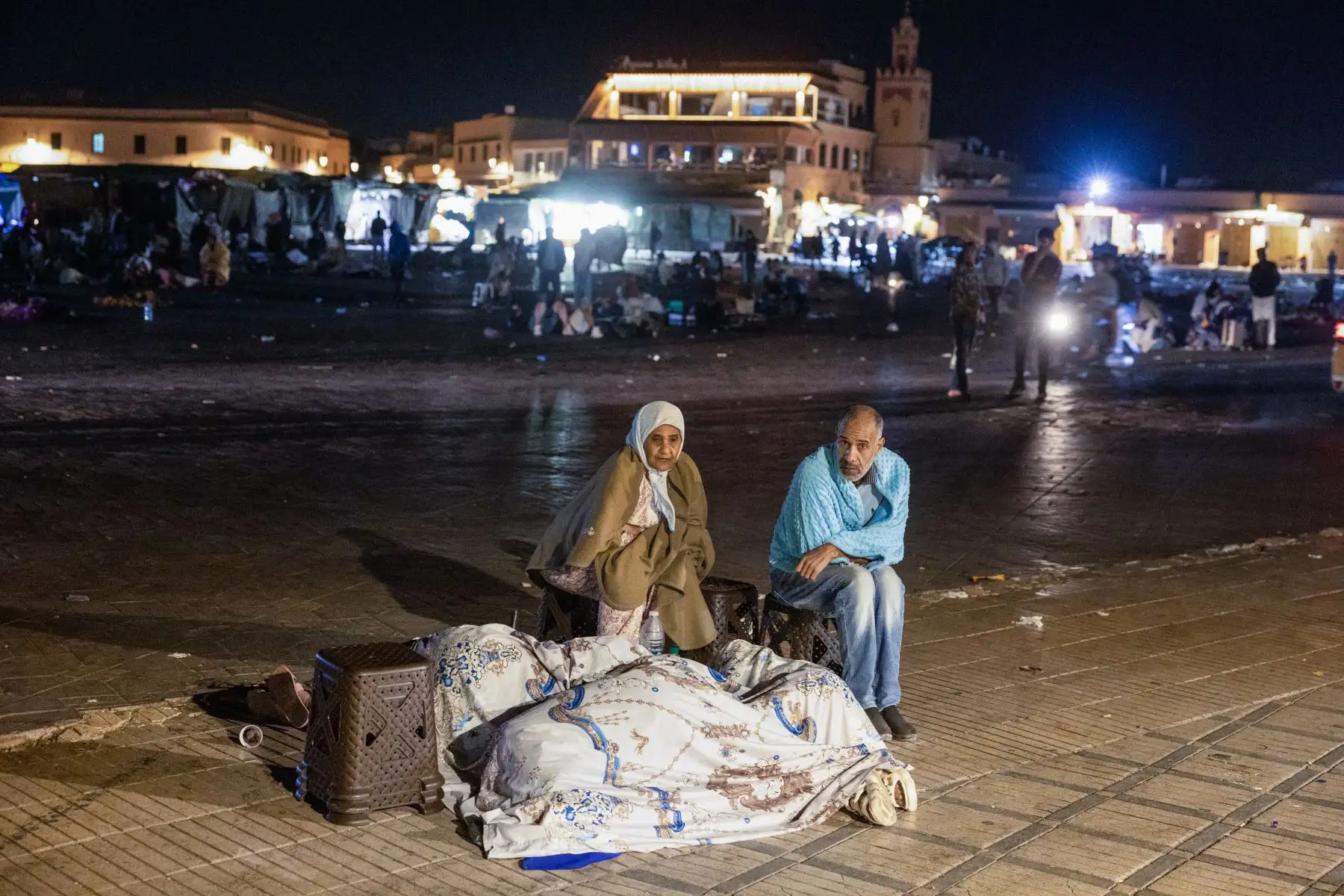 Los residentes se refugian afuera en una plaza después de un terremoto en Marrakech el 9 de septiembre de 2023. Casi 300 personas murieron después de que un poderoso terremoto sacudiera Marruecos la noche del 8 de septiembre, según un recuento preliminar del gobierno, y los residentes de Marrakech informaron que siguieron gritos "insoportables". el terremoto de magnitud 6,8.
Foto: AFP