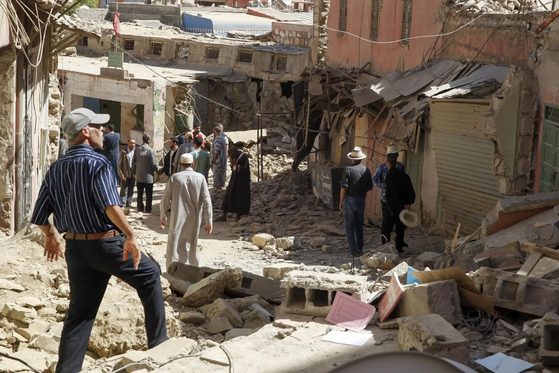 Varios hombres caminas por las calles de Amizmiz, situada a unos 30 kilómetros del epicentro del terremoto, en las faldas del Atlas, que amaneció este sábado llena de cascotes y escombros de edificios derruidos tras el terremoto que sacudió el suroeste del país la pasada madrugada.
Foto: EFE