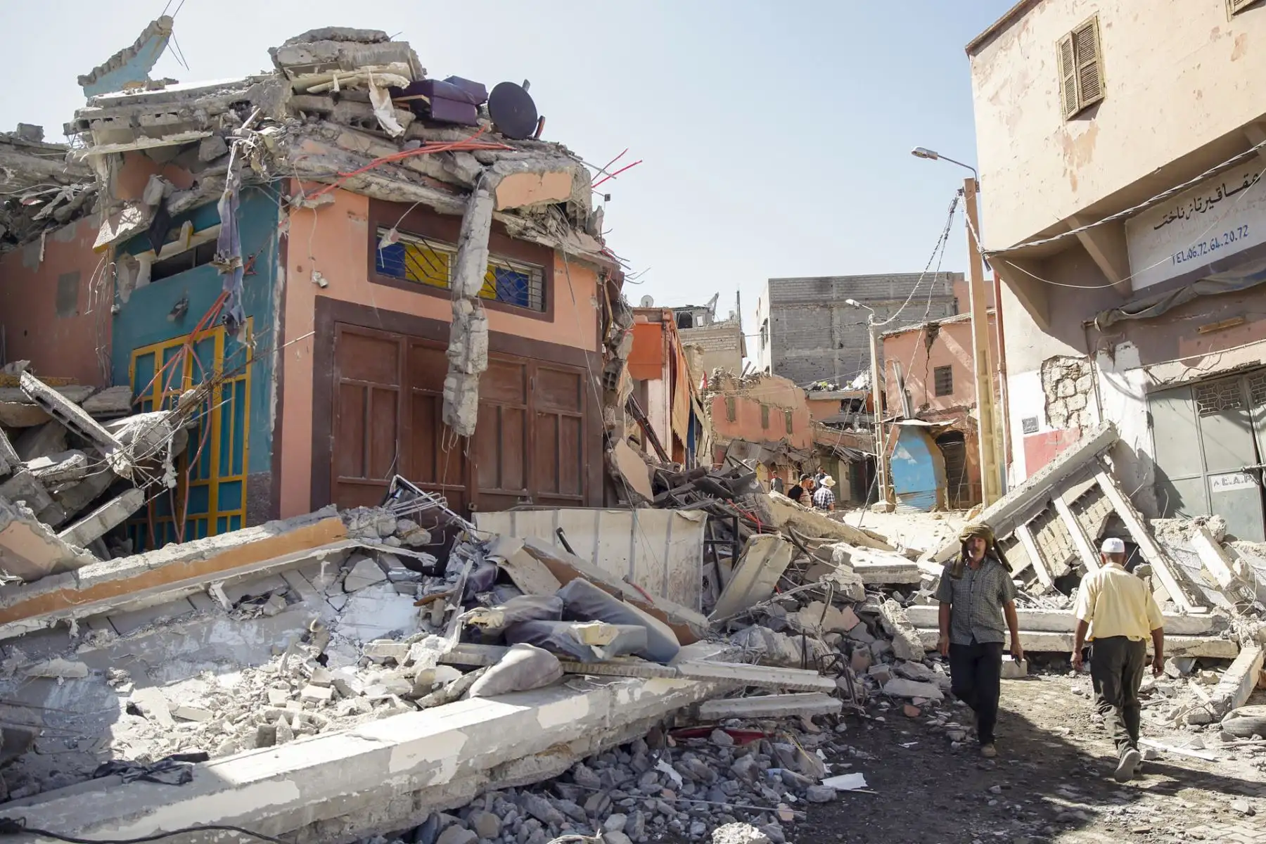Las calles de Amizmiz, situada a unos 30 kilómetros del epicentro del terremoto, en las faldas del Atlas, llena de cascotes y escombros de edificios derruidos tras el terremoto que sacudió el suroeste del país la pasada madrugada.
Foto: EFE