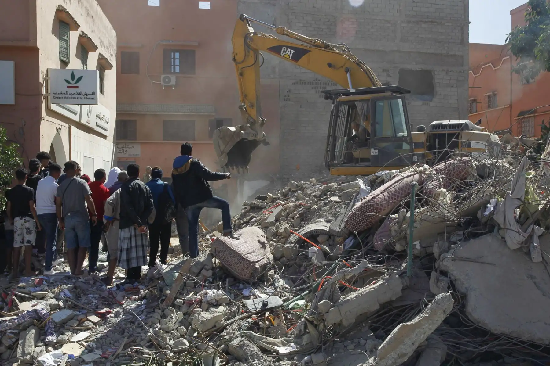 Una máquina excavadora ayuda en las tareas de búsqueda de supervivientes entre los escombros de edificios derruidos en la población de Amizmiz, situada a unos 30 kilómetros del epicentro del terremoto, en las faldas del Atlas.
Foto: EFE