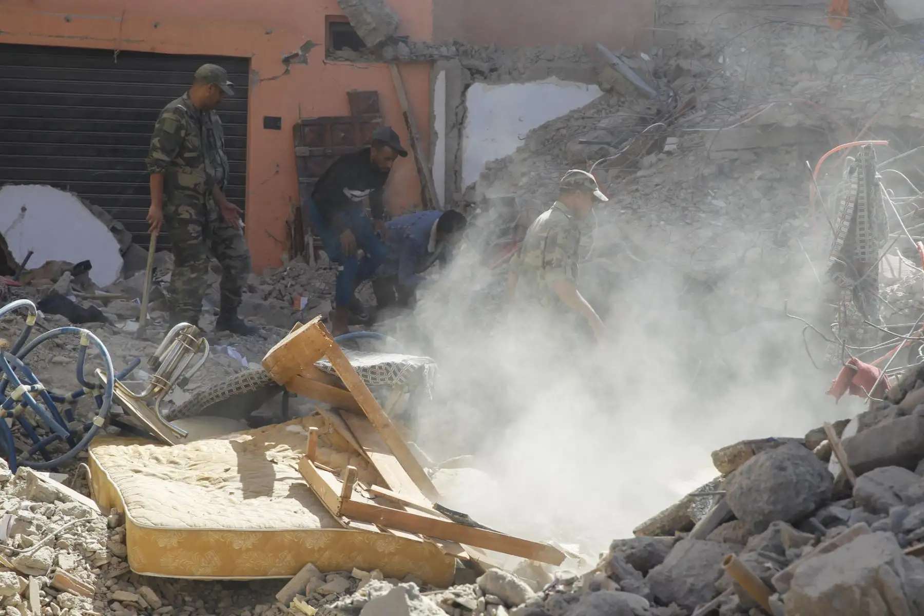 Efectivos del ejército buscan supervivientes entre los escombros de edificios derruidos en la población de Amizmiz, situada a unos 30 kilómetros del epicentro del terremoto, en las faldas del Atlas.
Foto: EFE