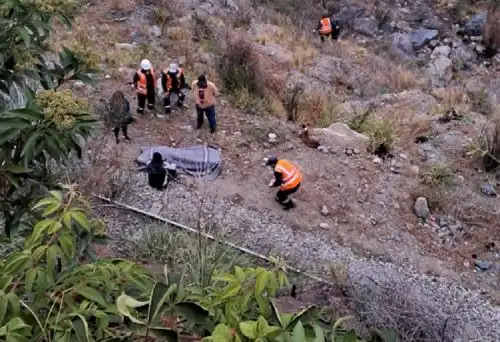 Un operario fallecido y otros dos heridos fue el lamentable saldo del descarrilamiento y volcadura de un tren de carga, debido a un derrumbe ocurrido en el kilómetro 80 de la vía férrea Ollantaytambo-Machu Picchu, informó la 
empresa concesionaria PeruRail, operador de la ruta sur y sur oriente.