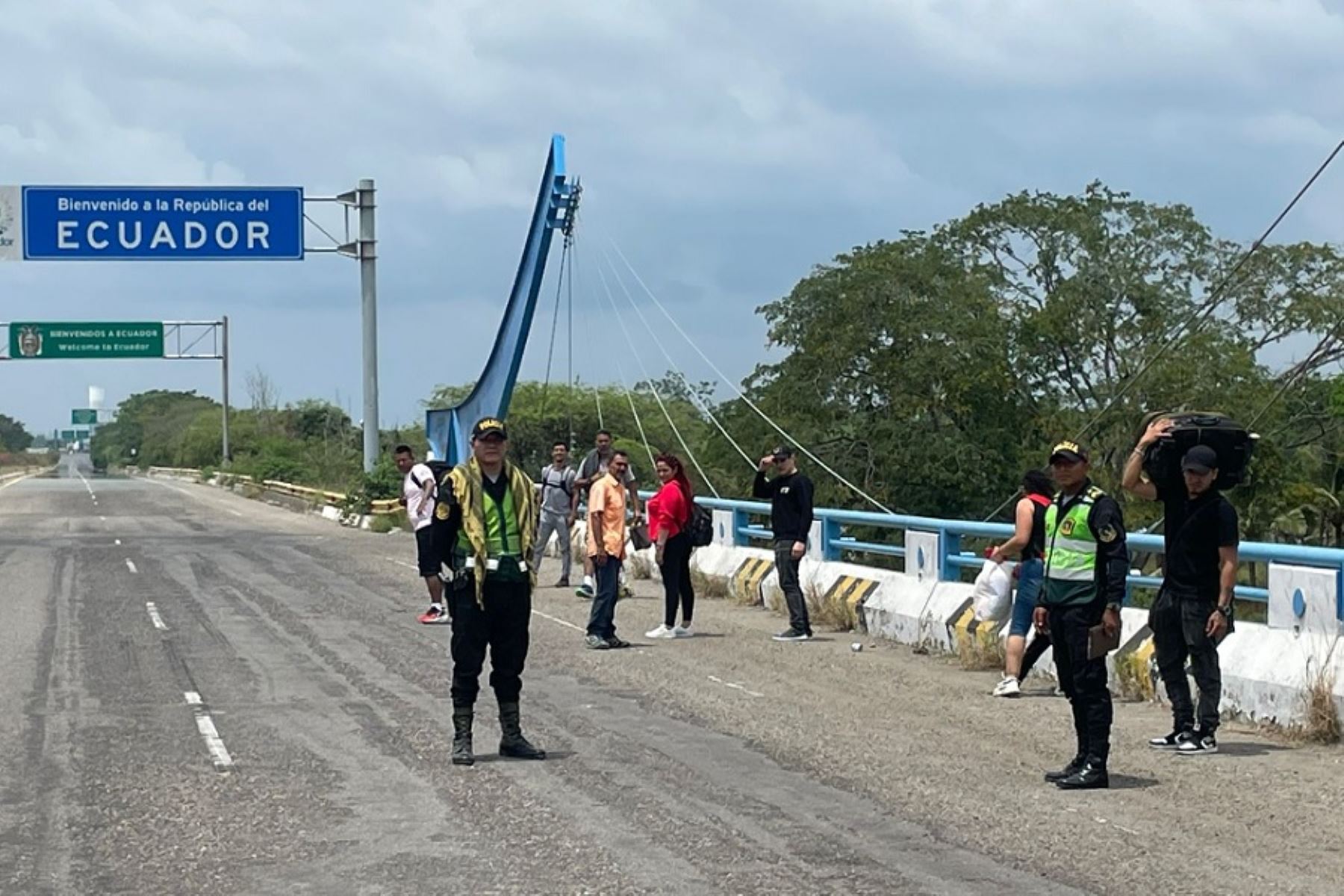 Efectivos de la Policía de Carreteras intervino e impidió que un grupo de migrantes indocumentados ingrese al territorio nacional al intentar cruzar el eje vial que es paralelo al Centro Binacional Fronterizo (CEBAF) para evadir la vigilancia binacional.