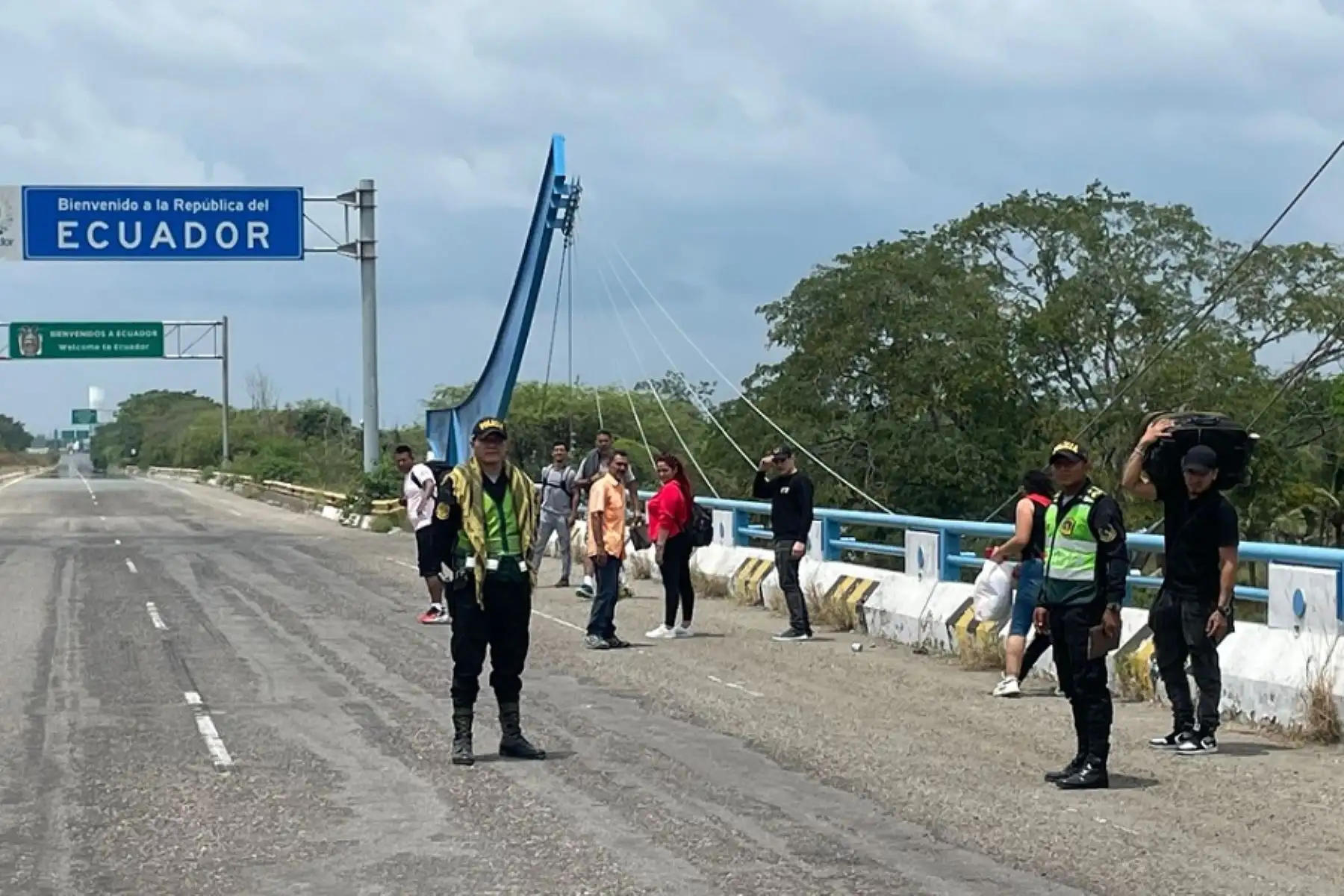 Efectivos de la Policía de Carreteras intervino e impidió que un grupo de migrantes indocumentados ingrese al territorio nacional al intentar cruzar el eje vial que es paralelo al Centro Binacional Fronterizo (CEBAF) para evadir la vigilancia binacional.