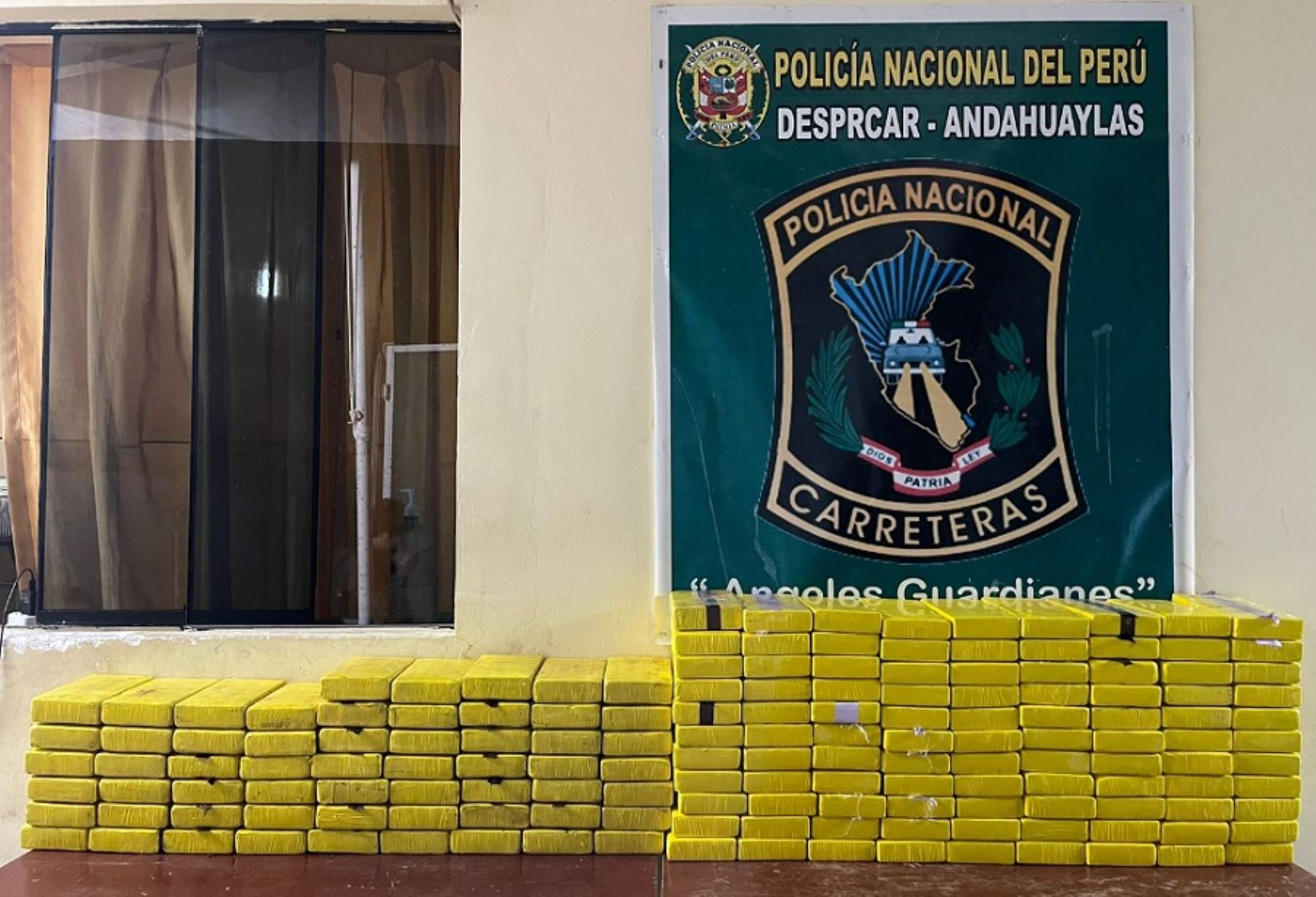 Un total de 158 paquetes de alcaloide de cocaína fueron decomisados por agentes antidrogas durante un operativo realizado en la vía nacional Ayacucho-Andahuaylas. También se detuvo a tres personas implicadas en el presunto delito de tráfico ilícito de drogas.