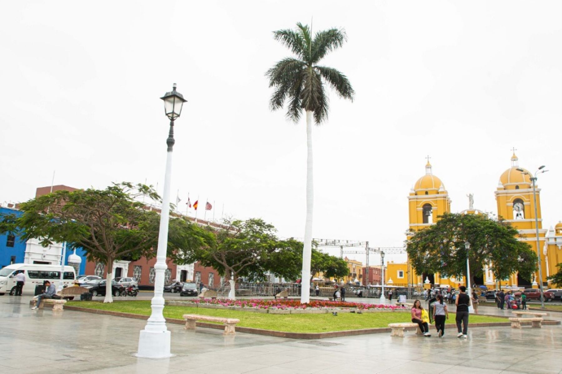 La Dirección Desconcentrada de Cultura de La Libertad informó que no ha autorizado el cambio de color de postes ornamentales de fierro, farolas de la plaza de Armas de Trujillo, y exhortó al alcalde Arturo Fernández Bazán 
detener dichas labores.