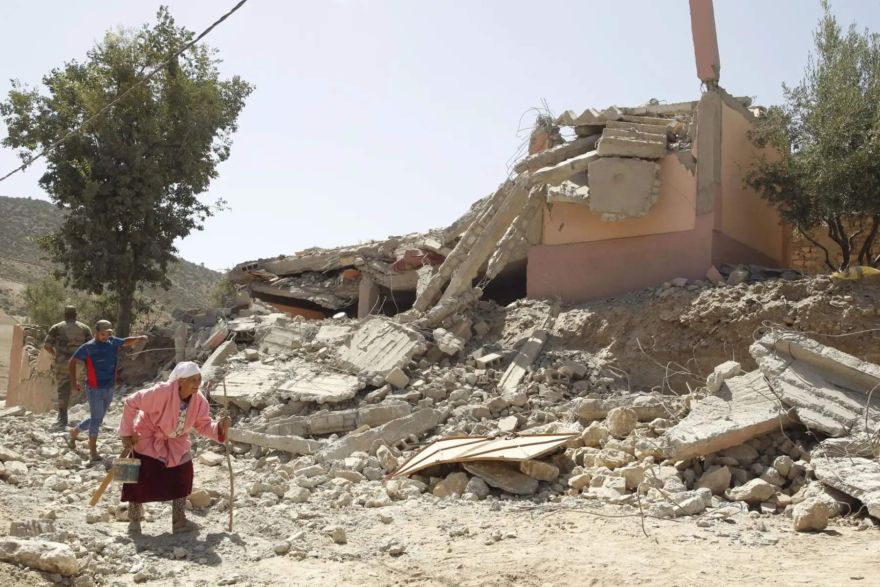 Varias personas caminan entre los escombros en la aldea de Tafagajt, en Marruecos, cerca del epicentro del devastador terremoto que ha dejado, hasta el momento, 1.037 muertos y 1.204 heridos en una decena de provincias del país norteafricano. El seísmo, de magnitud 7, tuvo su epicentro en la localidad de Ighil, situada a unos 80 kilómetros al suroeste de la ciudad de Marrakech, una zona en la que, según los expertos, no se esperaba que pudiera ocurrir un terremoto de tanta fuerza.
Foto: EFE
