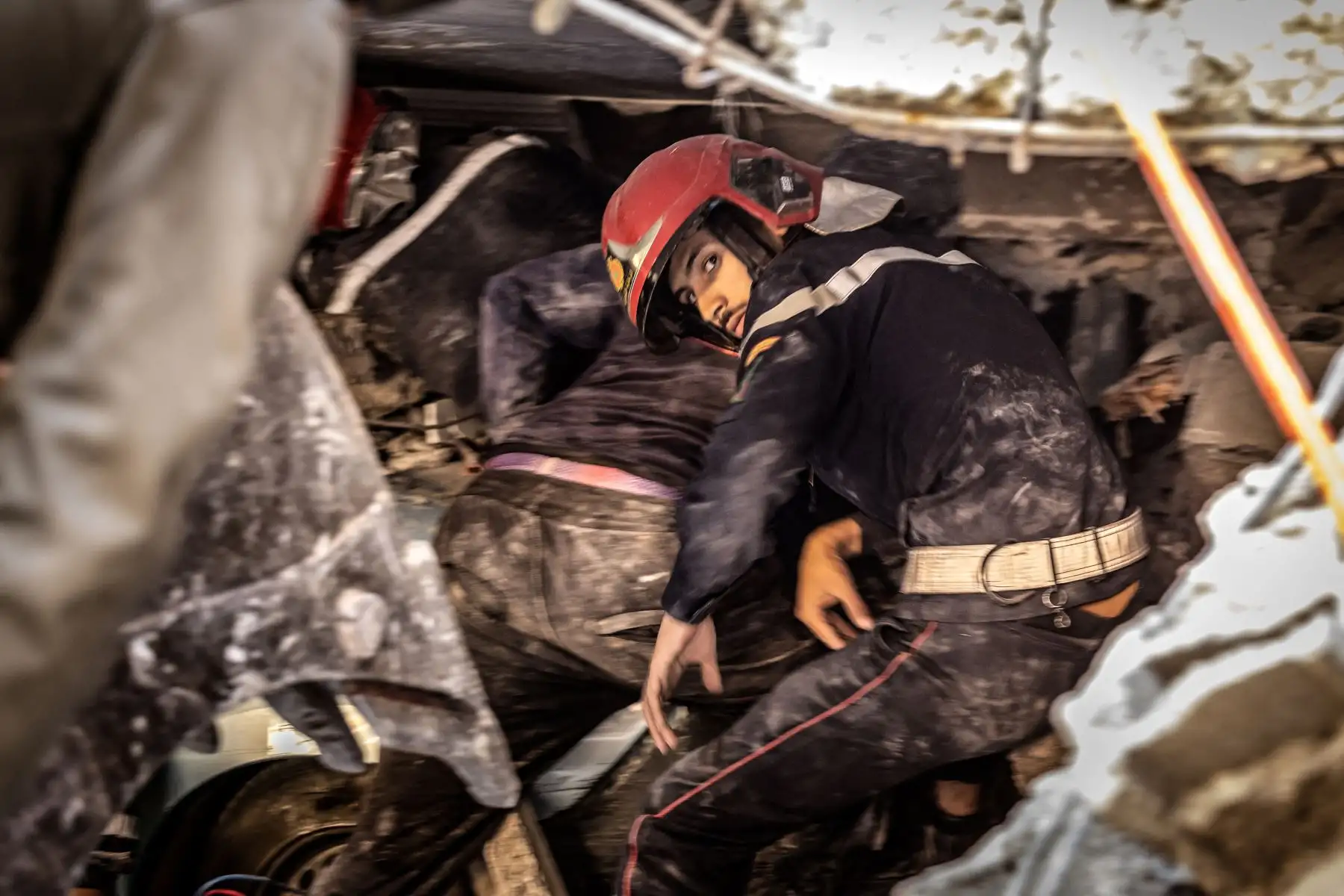 Los rescatistas buscan supervivientes bajo los escombros de una casa derrumbada en Moulay Brahim, provincia de Al Haouz, el 9 de setiembre de 2023, tras un terremoto. El terremoto más mortífero de Marruecos en décadas ha matado al menos a 820 personas, dijeron funcionarios el 9 de setiembre.  Foto: ANDINA/AFP