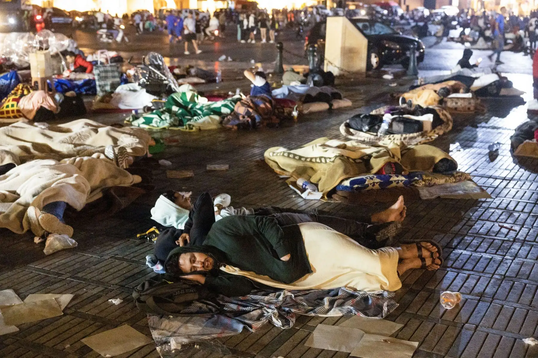 Los residentes se refugian afuera en una plaza después de un terremoto en Marrakech. Casi 300 personas murieron después de que un poderoso terremoto sacudiera Marruecos la noche del 8 de septiembre, según un recuento preliminar del gobierno, y los residentes de Marrakech informaron que siguieron gritos "insoportables". el terremoto de magnitud 6,8. Foto: ANDINA/AFP