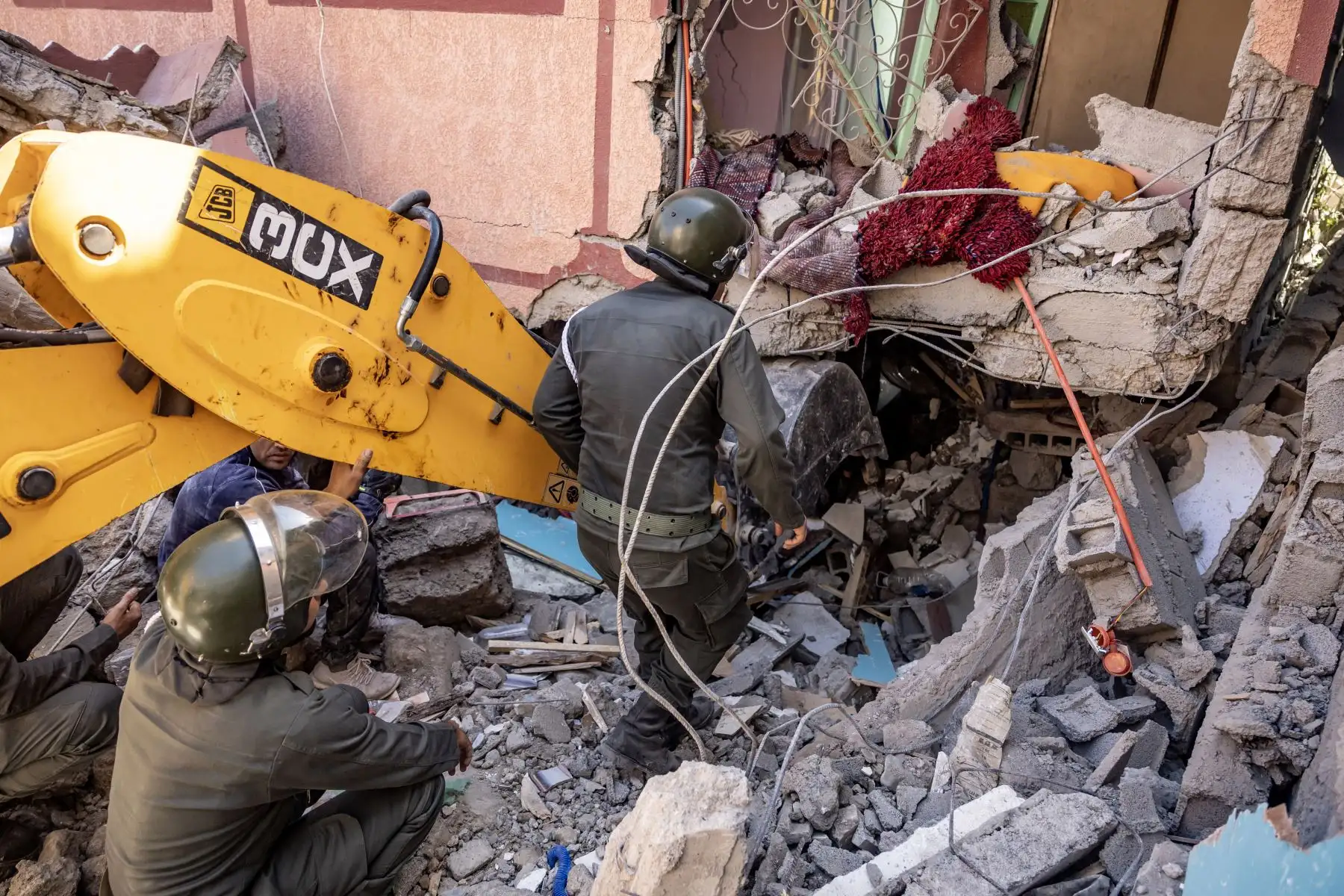 Los rescatistas utilizan una pequeña excavadora para buscar supervivientes bajo los escombros de una casa derrumbada en Moulay Brahim, provincia de Al Haouz, el 9 de septiembre de 2023, tras un terremoto. El terremoto más mortífero de Marruecos en décadas ha matado al menos a 820 personas, dijeron funcionarios el 9 de septiembre, causando daños generalizados y provocando que residentes y turistas aterrorizados se apresuraran a ponerse a salvo en medio de la noche. Foto: ANDINA/AFP