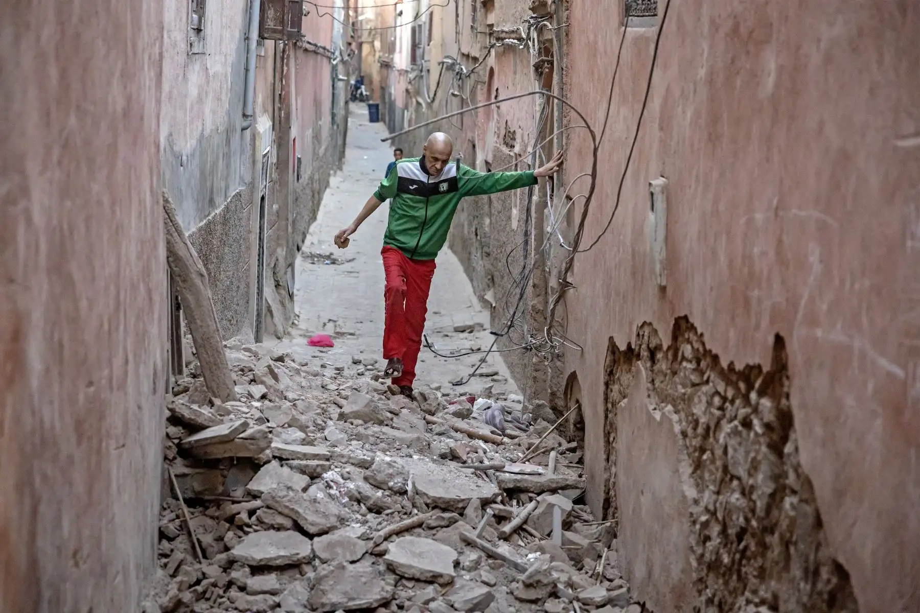 Un residente camina entre los escombros tras un terremoto de magnitud 6,8 en Marrakech. Un potente terremoto que sacudió Marruecos a finales del 8 de setiembre mató a más de 600 personas, según mostraron cifras del Ministerio del Interior, lo que hizo que los residentes aterrorizados huyeran de sus hogares en medio de la noche. Foto: ANDINA/AFP